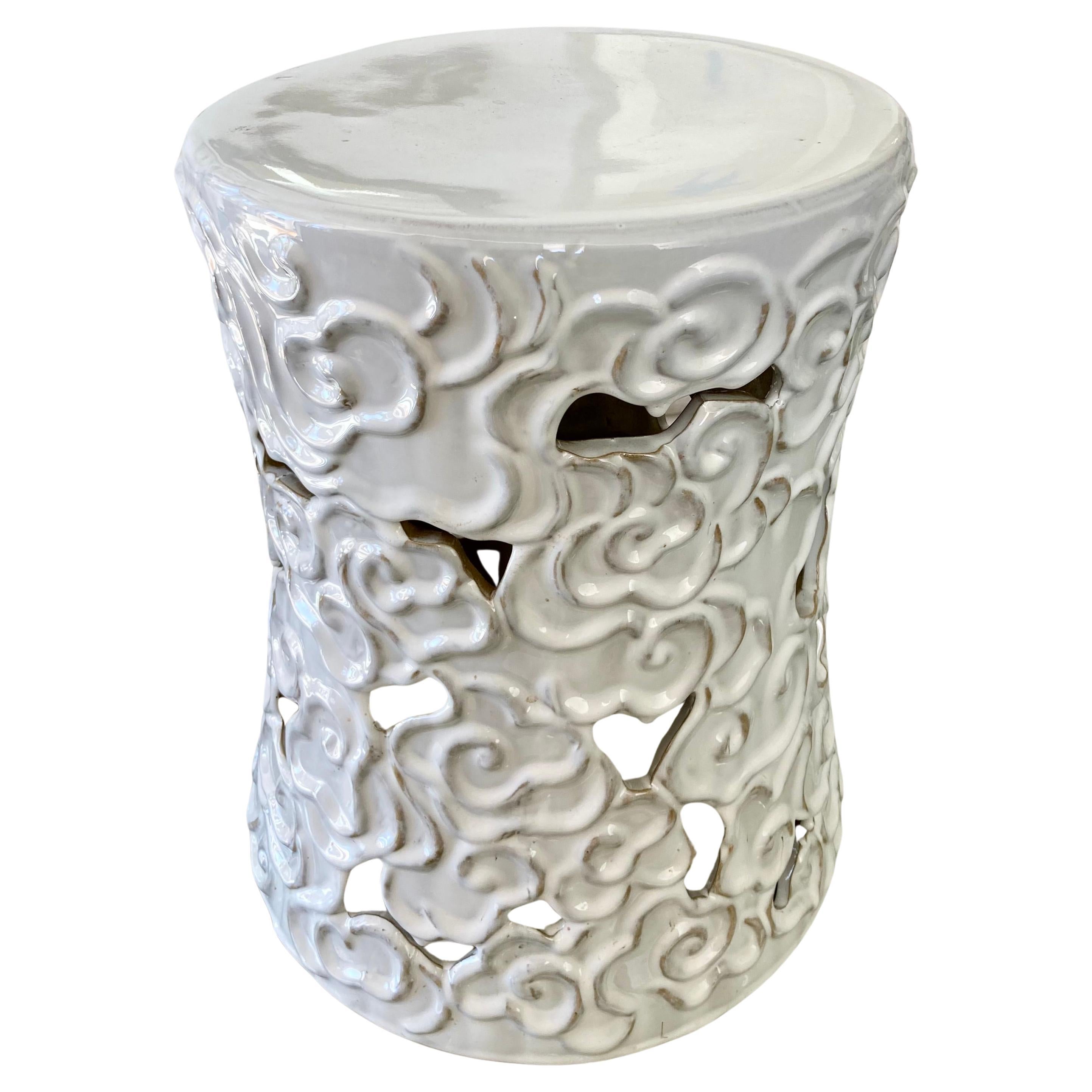 Weiß glasierter Keramik-Wolken-Gartensitz im Angebot