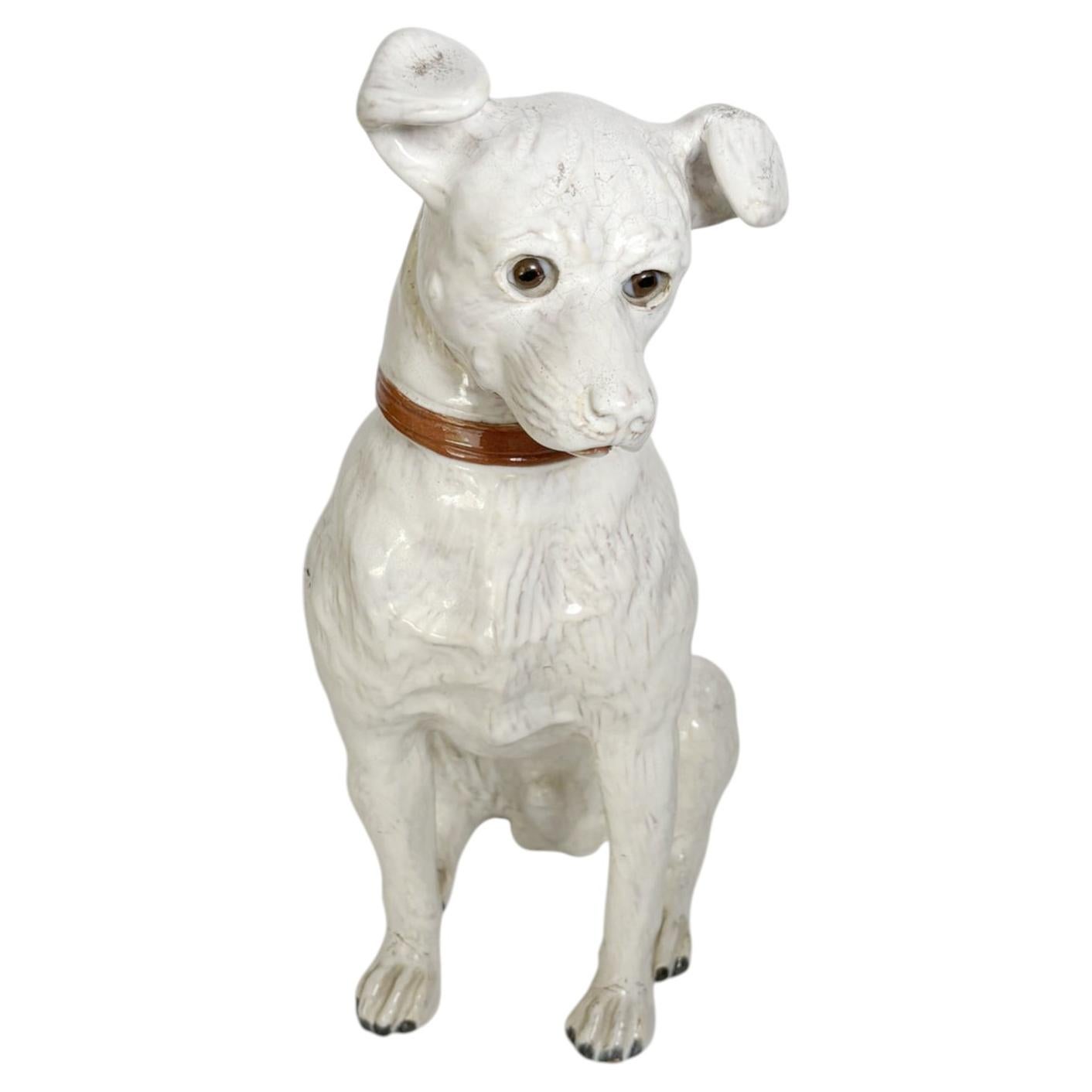 Escultura de perro de cerámica esmaltada en blanco, Francia, década de los 70