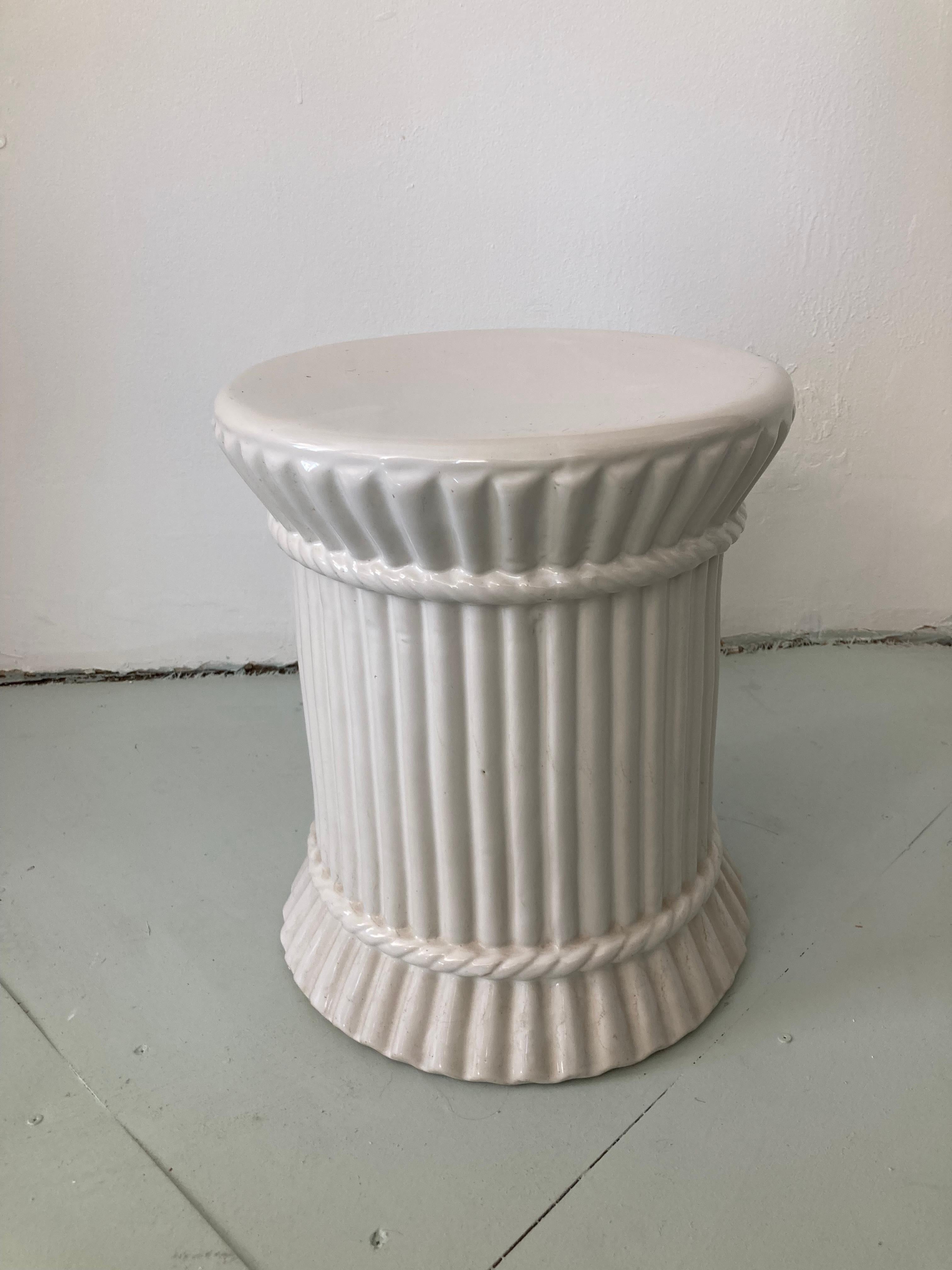 Klassischer architektonischer weiß glasierter Keramik-Gartensitz in runder Form mit einfachen Details. Bringen Sie architektonische Formen in Ihr Haus oder Ihren Garten, verwenden Sie diesen Gartensitzplatz als Cocktailtisch oder als zusätzlichen