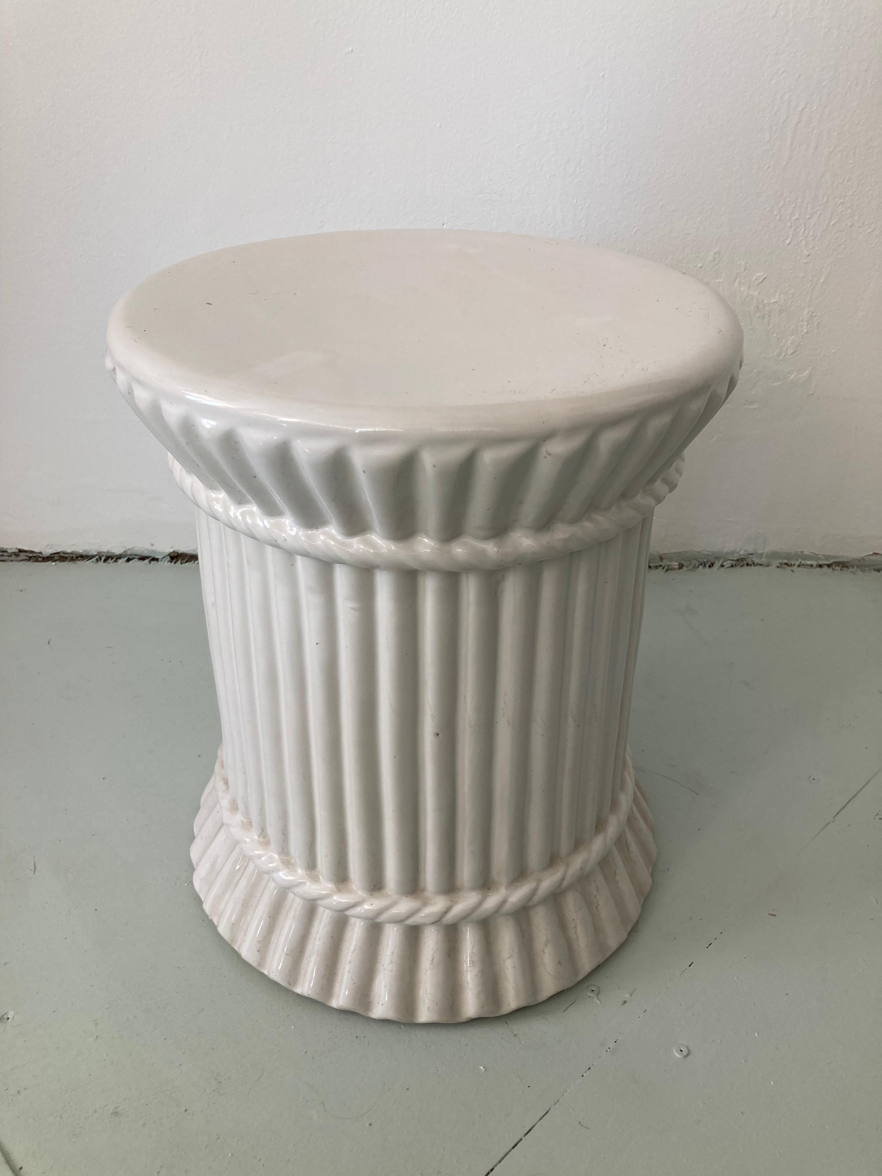 Weiß glasierter Keramik-Gartensitz (Moderne) im Angebot