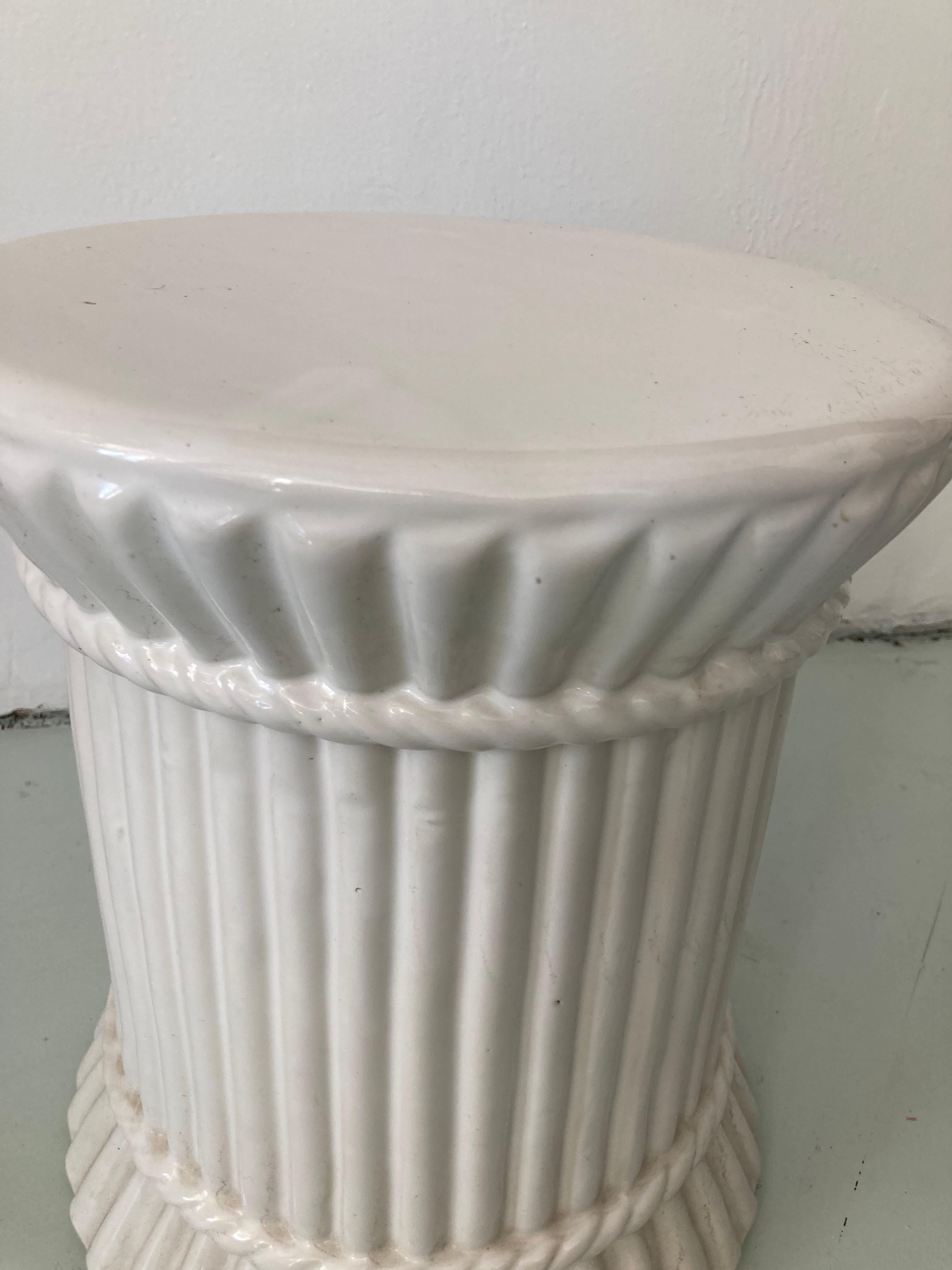 Weiß glasierter Keramik-Gartensitz (amerikanisch) im Angebot