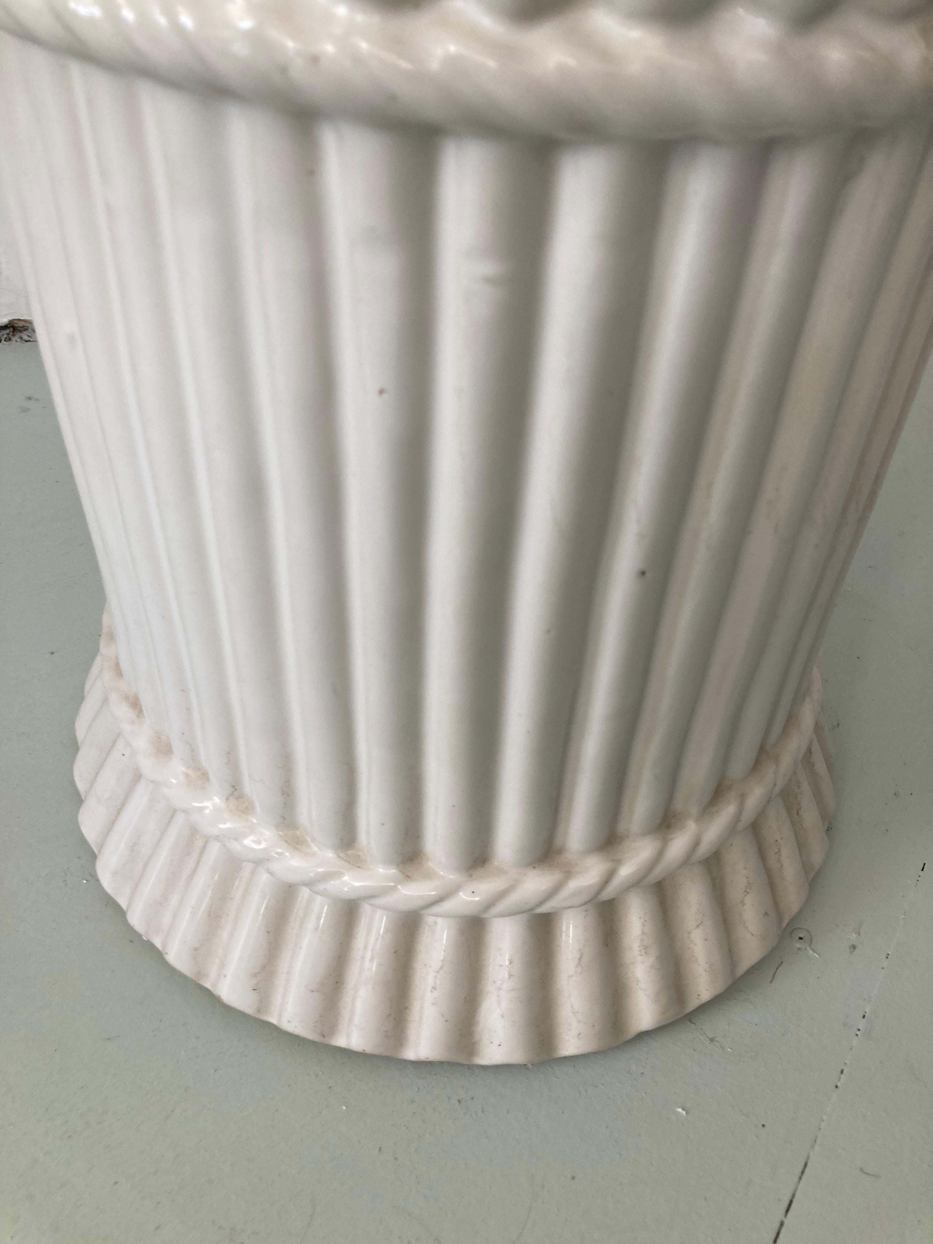 Weiß glasierter Keramik-Gartensitz (Ende des 20. Jahrhunderts) im Angebot
