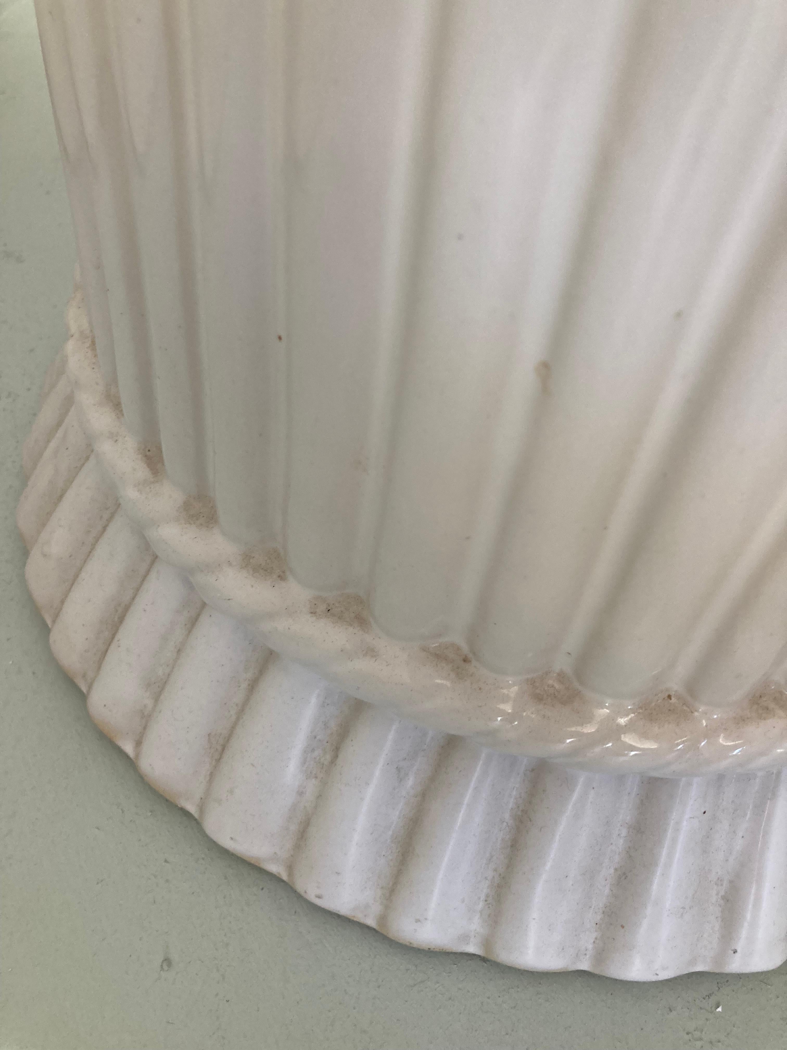 Weiß glasierter Keramik-Gartensitz im Angebot 1