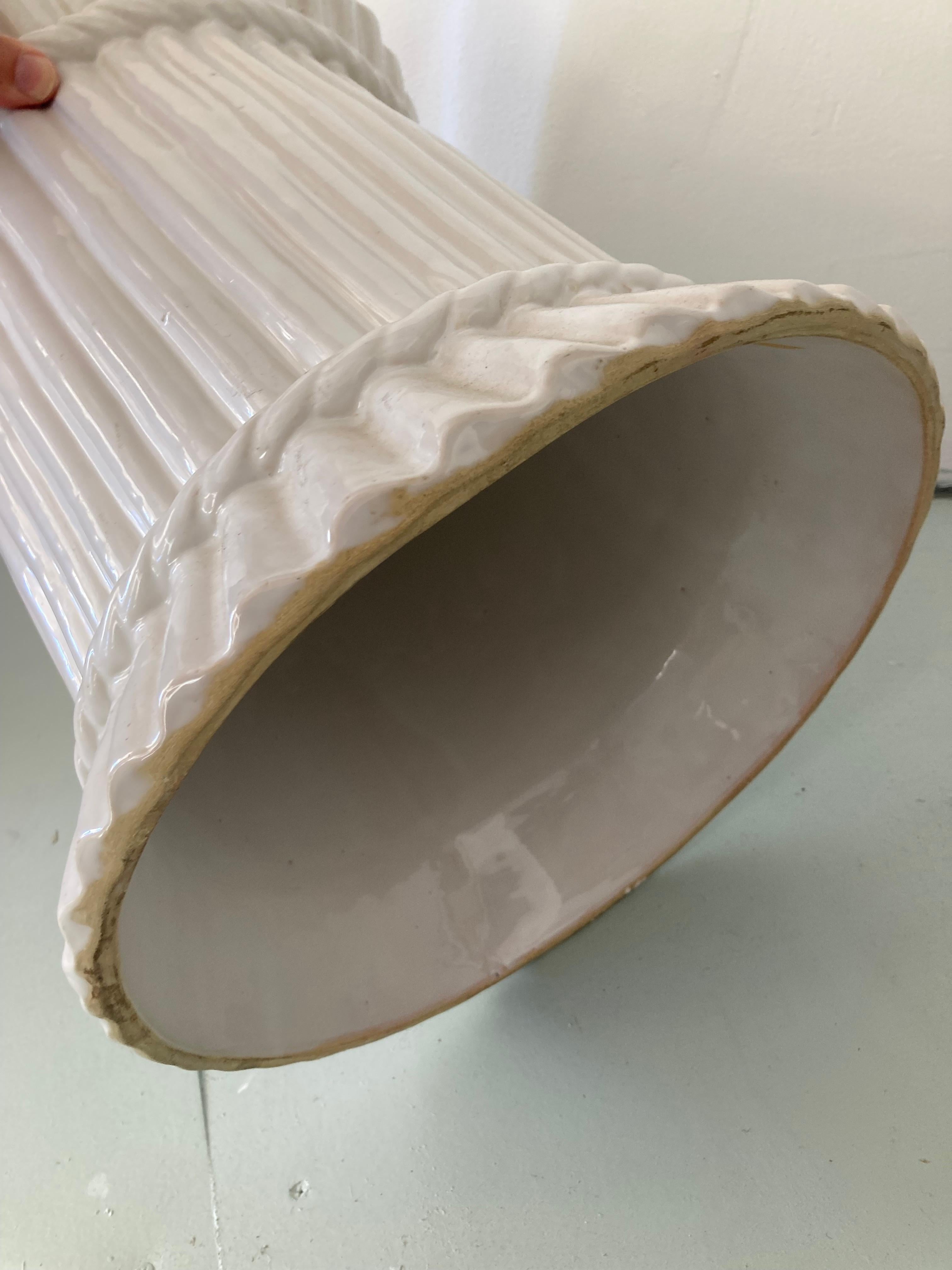 Weiß glasierter Keramik-Gartensitz im Angebot 3