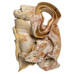 Escultura mural de cerámica vidriada blanca de Patrick Crulis, 2025.