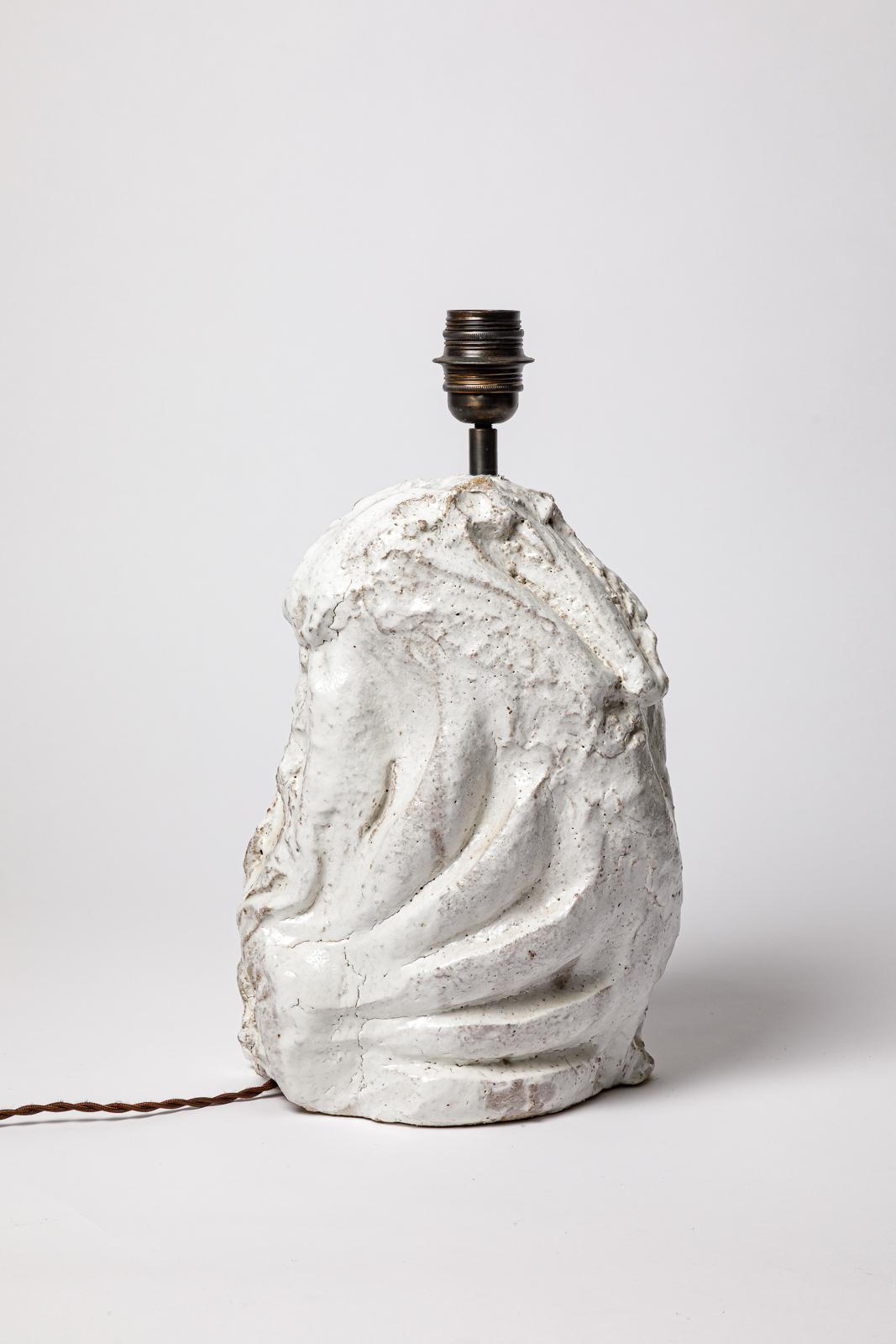 Pied de lampe en grès émaillé blanc d'Hervé ROUSSEAU.
Signature de l'artiste sous la base. 2022.
H : 13.4 x 9.8 x 5.9 pouces (céramique uniquement).
H : 16,3 pouces (céramique et système électrique).
H : 23.6 x 14.9 x 12.6 pouces (céramique, système