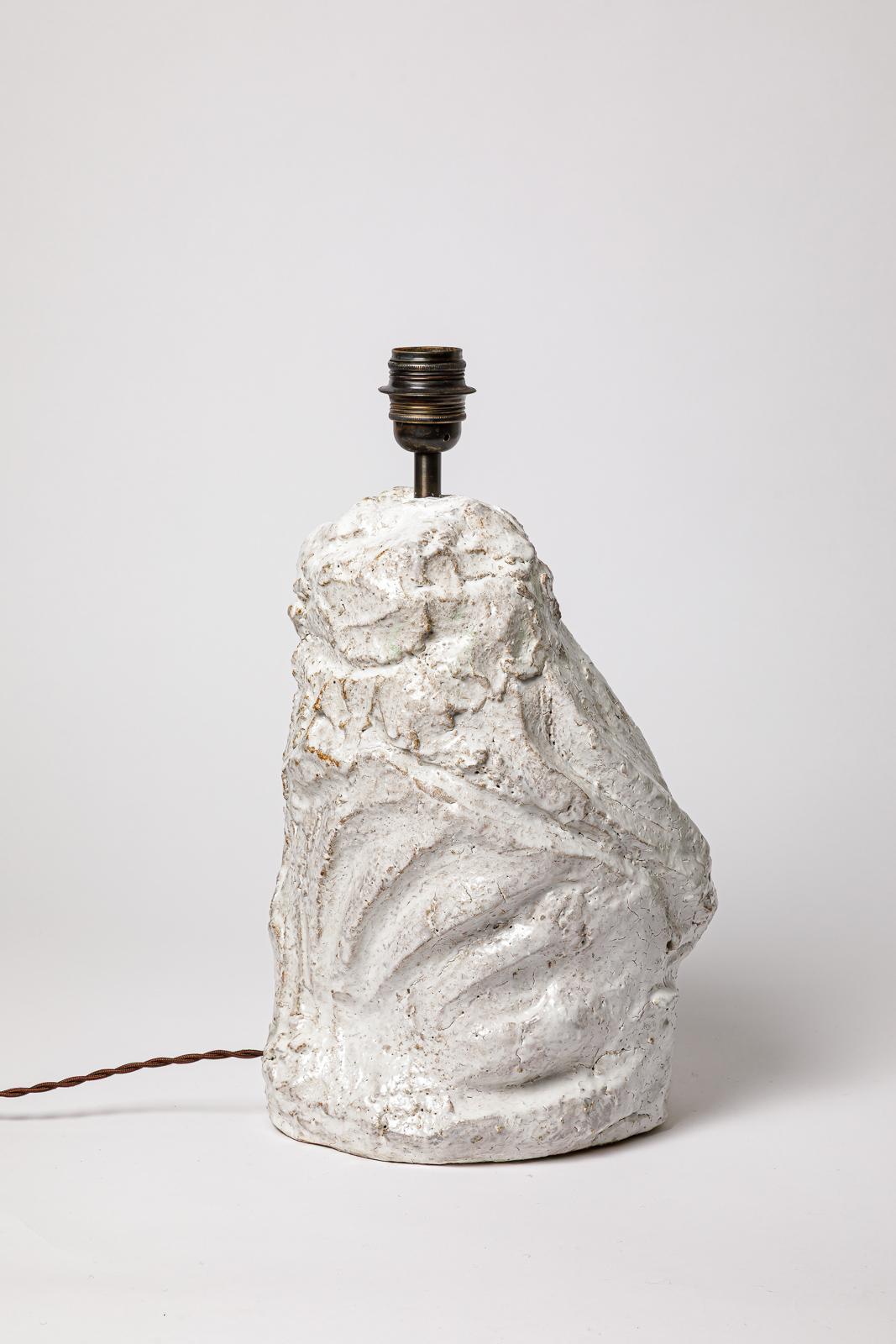 Pied de lampe en grès émaillé blanc d'Hervé ROUSSEAU.
Signature de l'artiste sous la base. 2022.
H : 13.7 x 7.5 x 9.8 pouces (céramique uniquement).
H : 16.9 pouces (céramique et système électrique).
H : 23.6 x 14.9 x 12.6 pouces (céramique, système
