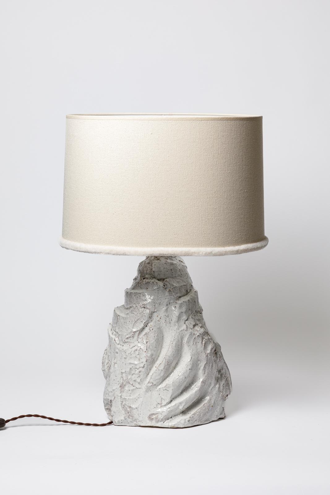 Pied de lampe en grès émaillé blanc d'Hervé ROUSSEAU.
Signature de l'artiste sous la base. 2022.
H : 14.2 x 10.6 x 6.1 pouces (céramique uniquement).
H : 17.1 pouces (céramique et système électrique).
H : 23.6 x 14.9 x 12.6 pouces (céramique,