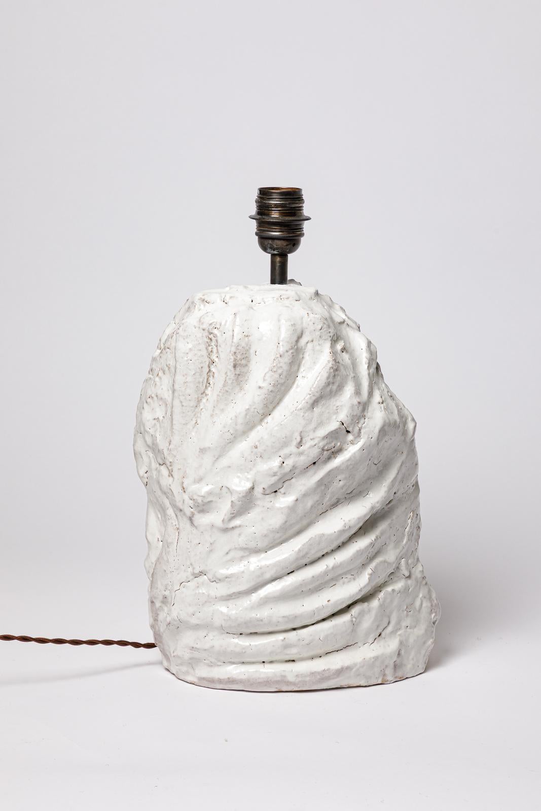 Pied de lampe en grès émaillé blanc d'Hervé ROUSSEAU.
Signature de l'artiste sous la base. 2022.
H : 14.2 x 11 x 6.3 pouces (céramique uniquement).
H : 17,5 pouces (céramique et système électrique).
H : 23.6 x 14.9 x 12.6 pouces (céramique, système
