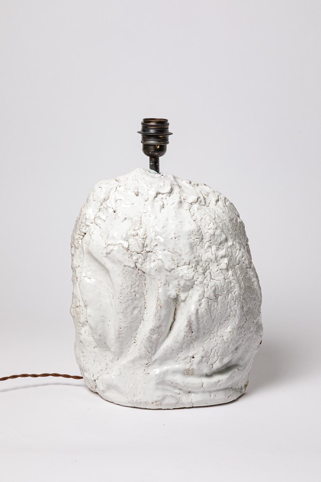 Base per lampada in gres smaltato bianco di Hervé Rousseau.
Firma dell'artista sotto la base. 2022.
H. 14,5 x 11,4 x 6,7 pollici (solo ceramica).
H. : 17,3 pollici (ceramica e sistema elettrico).
H. : 24 x 14,9 x 12,6 pollici (ceramica, impianto