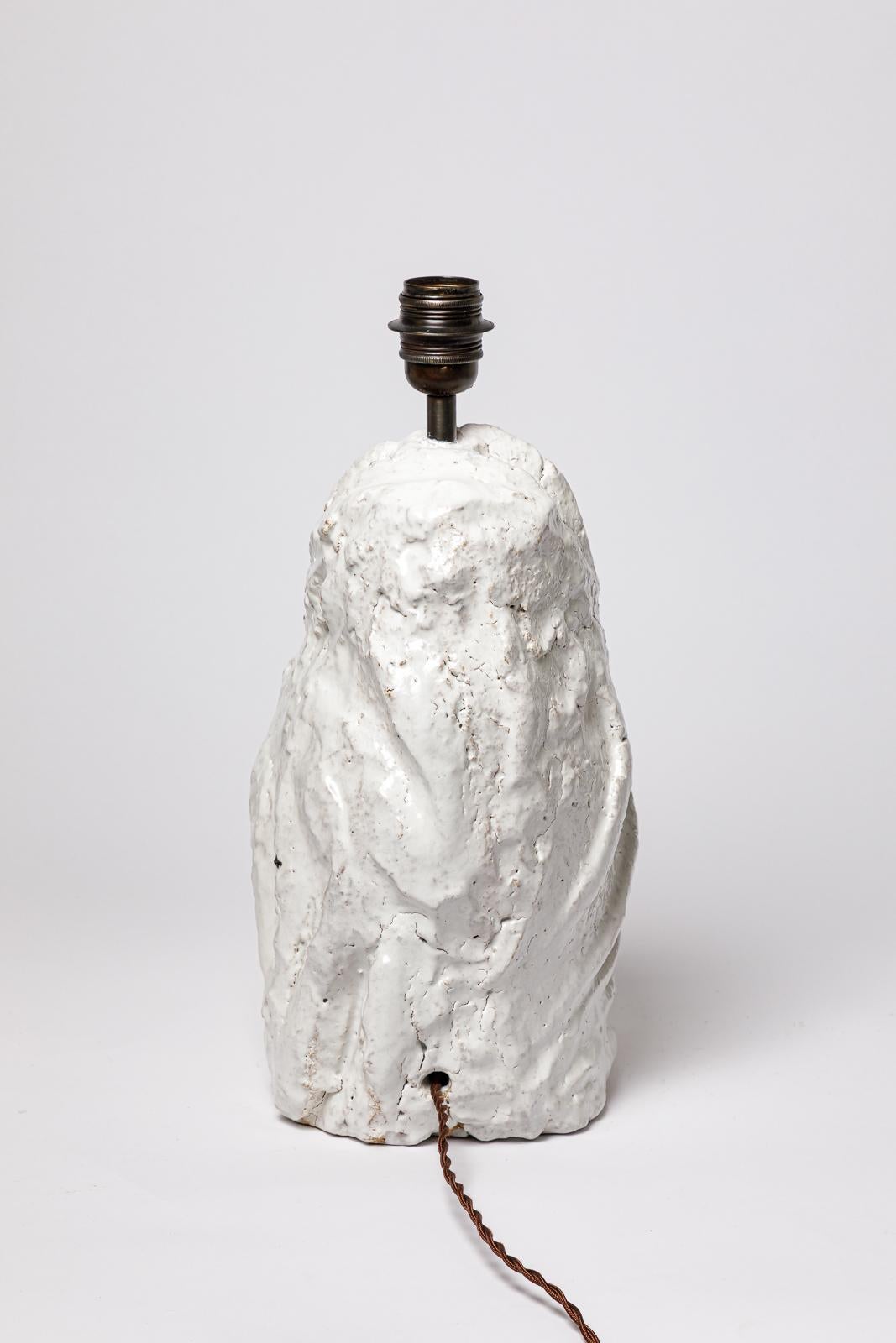 Pied de lampe en grès émaillé blanc d'Hervé ROUSSEAU.
Signature de l'artiste sous la base. 2022.
H : 14.6 x 11 x 7.5 pouces (céramique uniquement).
H : 17.3 pouces (céramique et système électrique).
H : 23.6 x 14.9 x 12.6 pouces (céramique, système