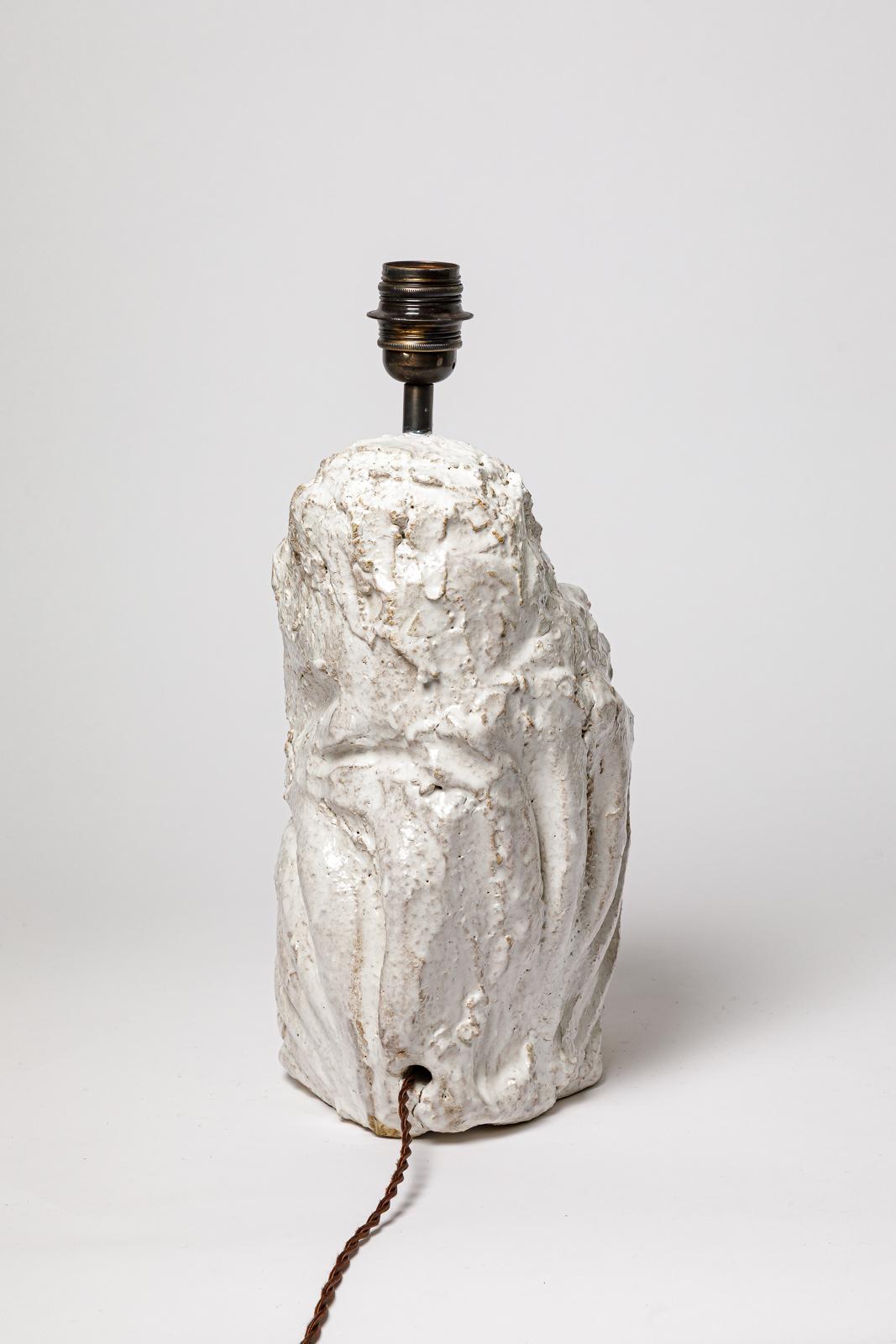 Pied de lampe en grès émaillé blanc d'Hervé ROUSSEAU.
Signature de l'artiste sous la base. 2022.
H : 13.8 x 11.8 x 6.7 pouces (céramique uniquement).
H : 16.9 pouces (céramique et système électrique).
H : 24 x 14.9 x 12.6 pouces (céramique, système