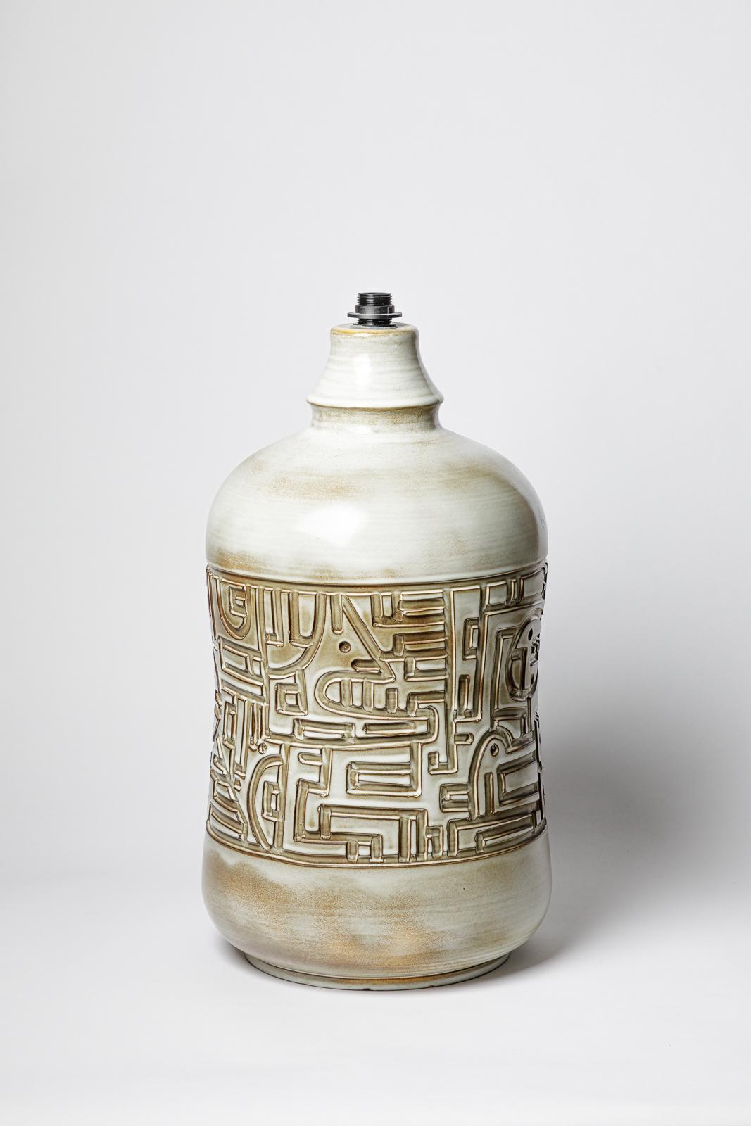 Lampe de table en céramique émaillée blanche de Marius Bessonne.
Signature de l'artiste sous la base. Circa 1960.
H : 20.9 x 10.2 pouces (céramique uniquement).
Vendu avec un système électrique européen.