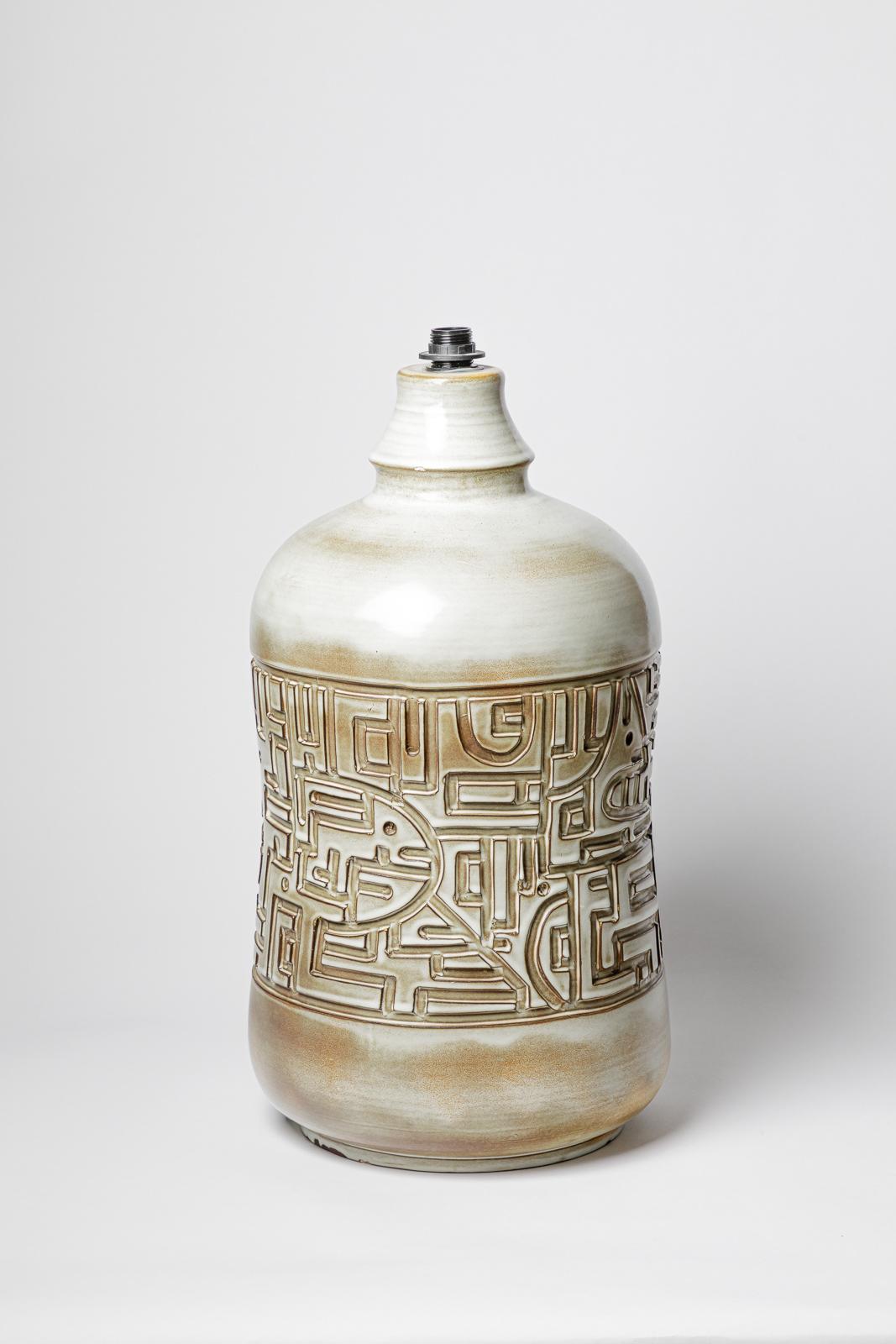 Beaux-Arts Lampe de table en céramique émaillée blanche de Marius Bessonne, vers 1960. en vente