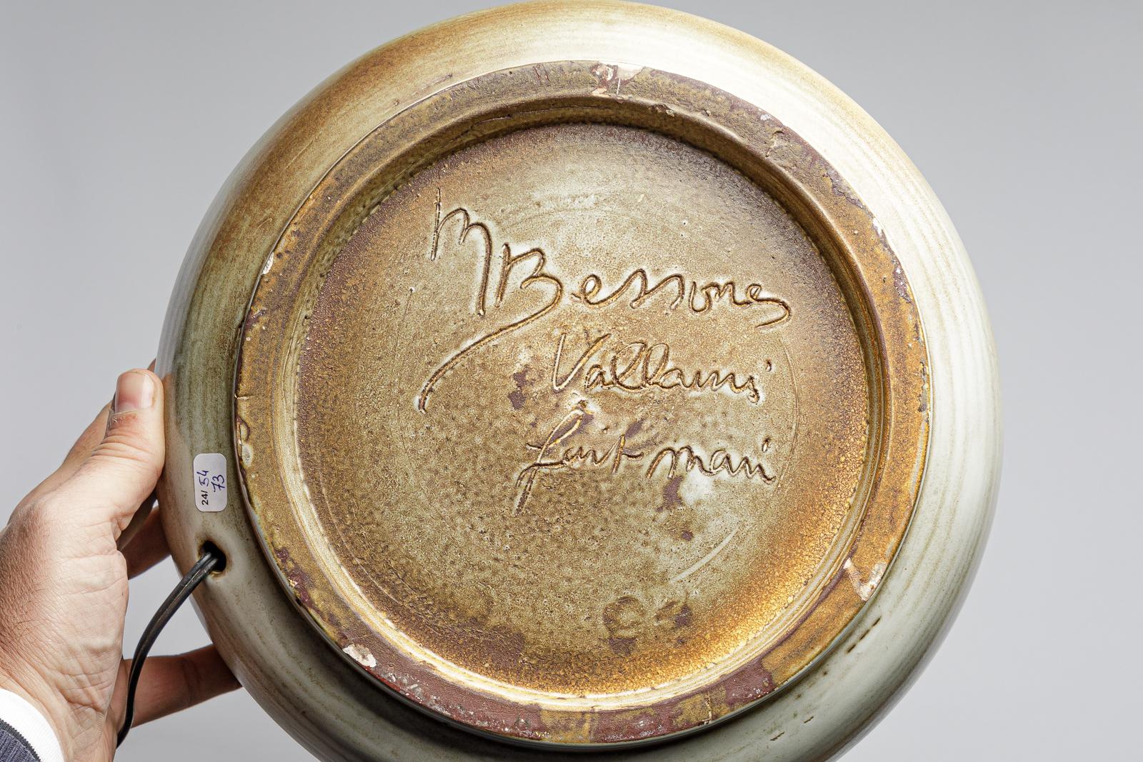 Milieu du XXe siècle Lampe de table en céramique émaillée blanche de Marius Bessonne, vers 1960. en vente