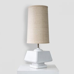 Lampe de table en céramique émaillée blanche, abat-jour en soie réalisé sur mesure par R. Houben