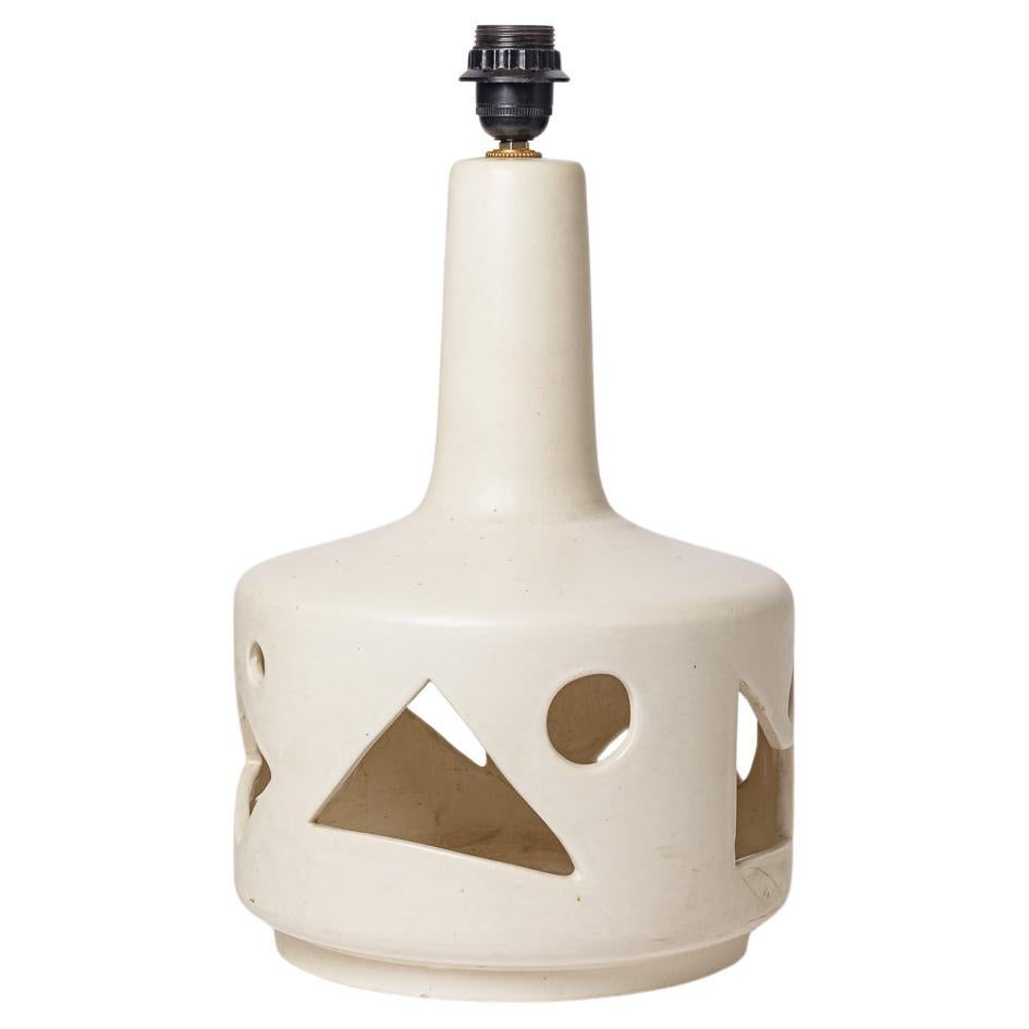 White glazed ceramic table lamp in the style of Jacques Lignier, circa 1960 For Sale