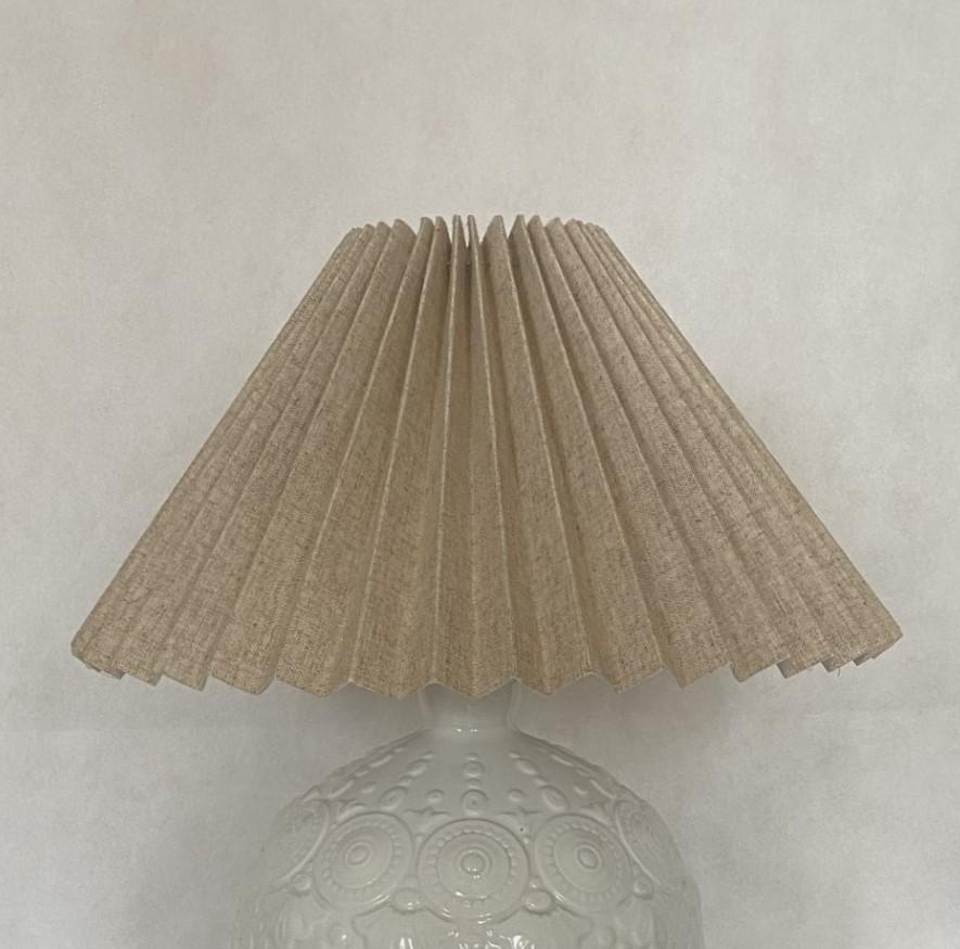 Spagnolo Lampada da tavolo in ceramica smaltata bianca con rilievo e paralume plissettato, Spagna, anni '70 in vendita