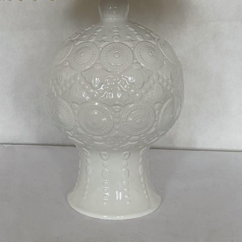 Smaltato Lampada da tavolo in ceramica smaltata bianca con rilievo e paralume plissettato, Spagna, anni '70 in vendita