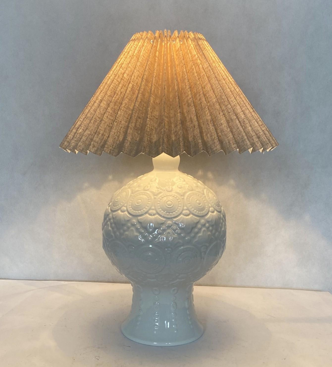 Lampada da tavolo in ceramica smaltata bianca con rilievo e paralume plissettato, Spagna, anni '70 In condizioni buone in vendita a Frankfurt am Main, DE