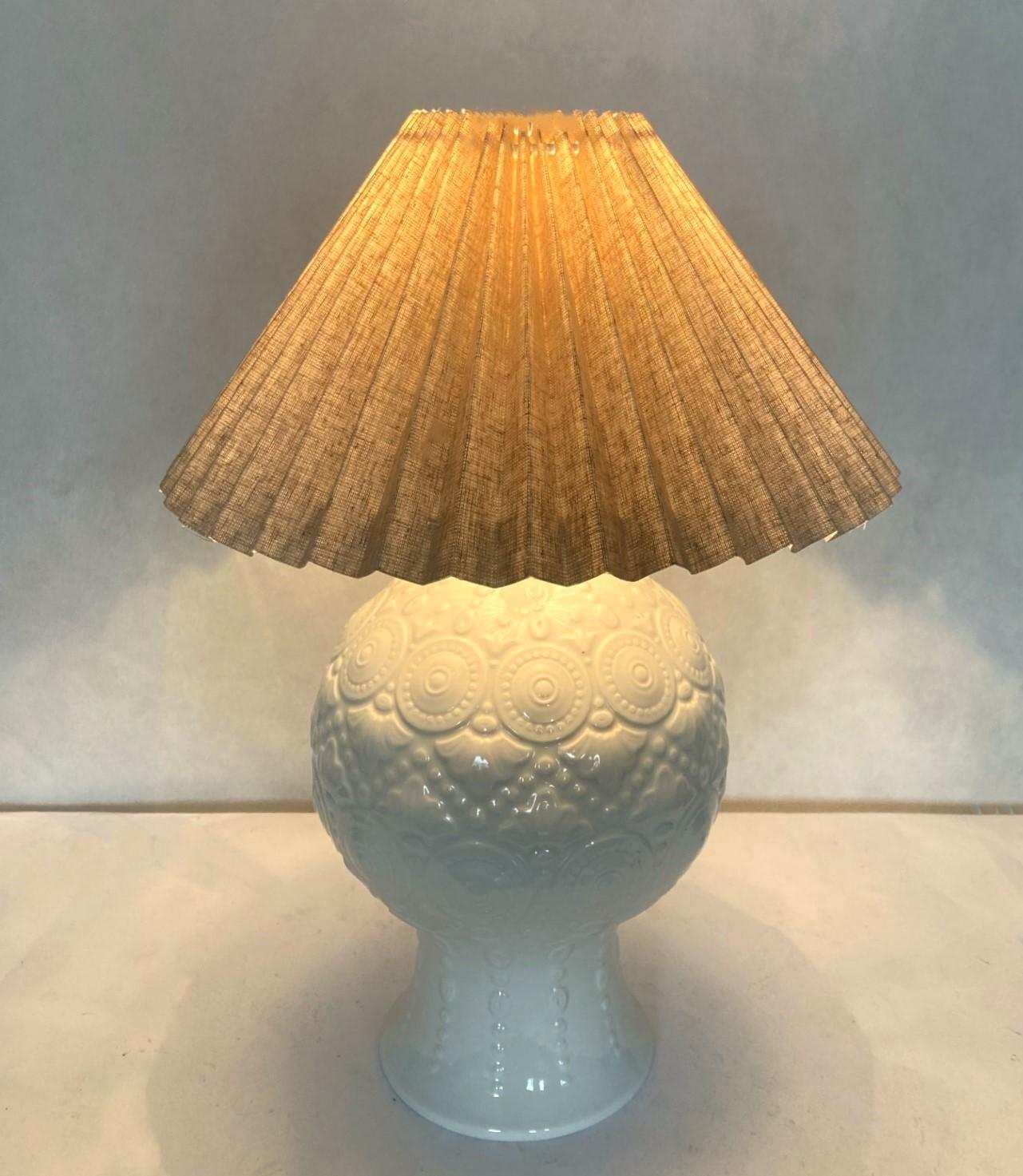 XX secolo Lampada da tavolo in ceramica smaltata bianca con rilievo e paralume plissettato, Spagna, anni '70 in vendita