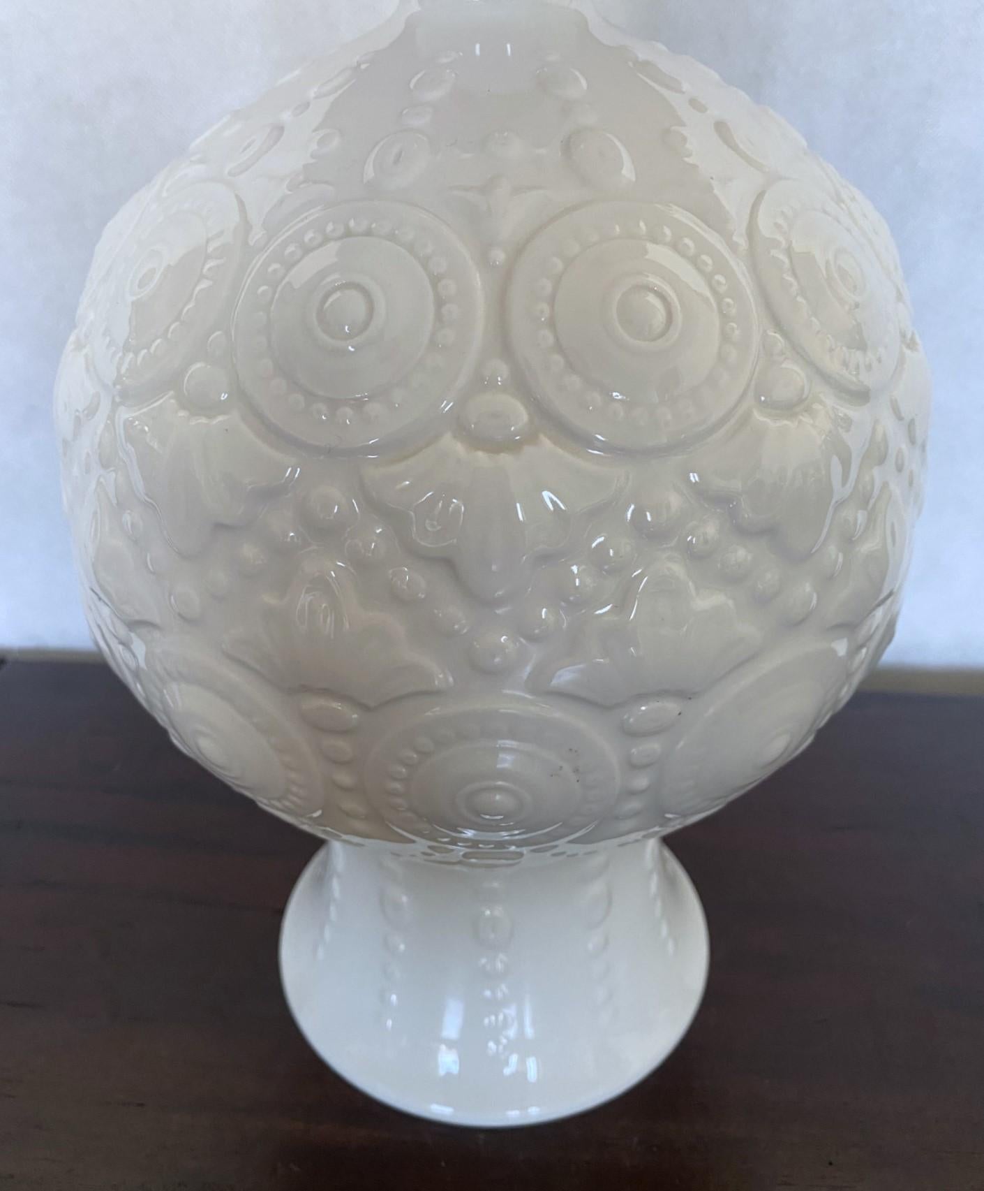 Lampada da tavolo in ceramica smaltata bianca con rilievo e paralume plissettato, Spagna, anni '70 in vendita 2