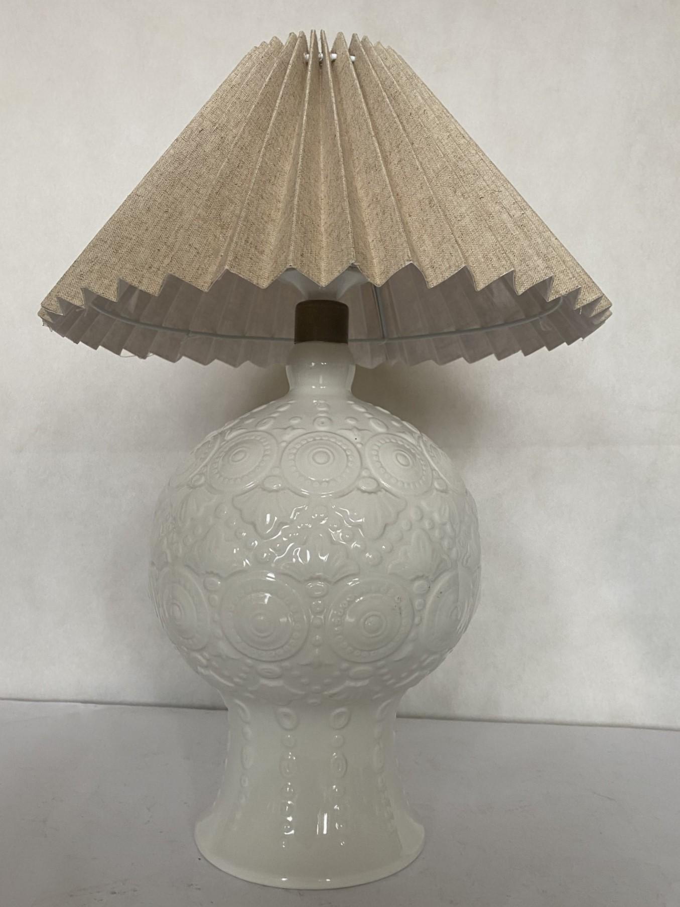 Ceramica Lampada da tavolo in ceramica smaltata bianca con rilievo e paralume plissettato, Spagna, anni '70 in vendita
