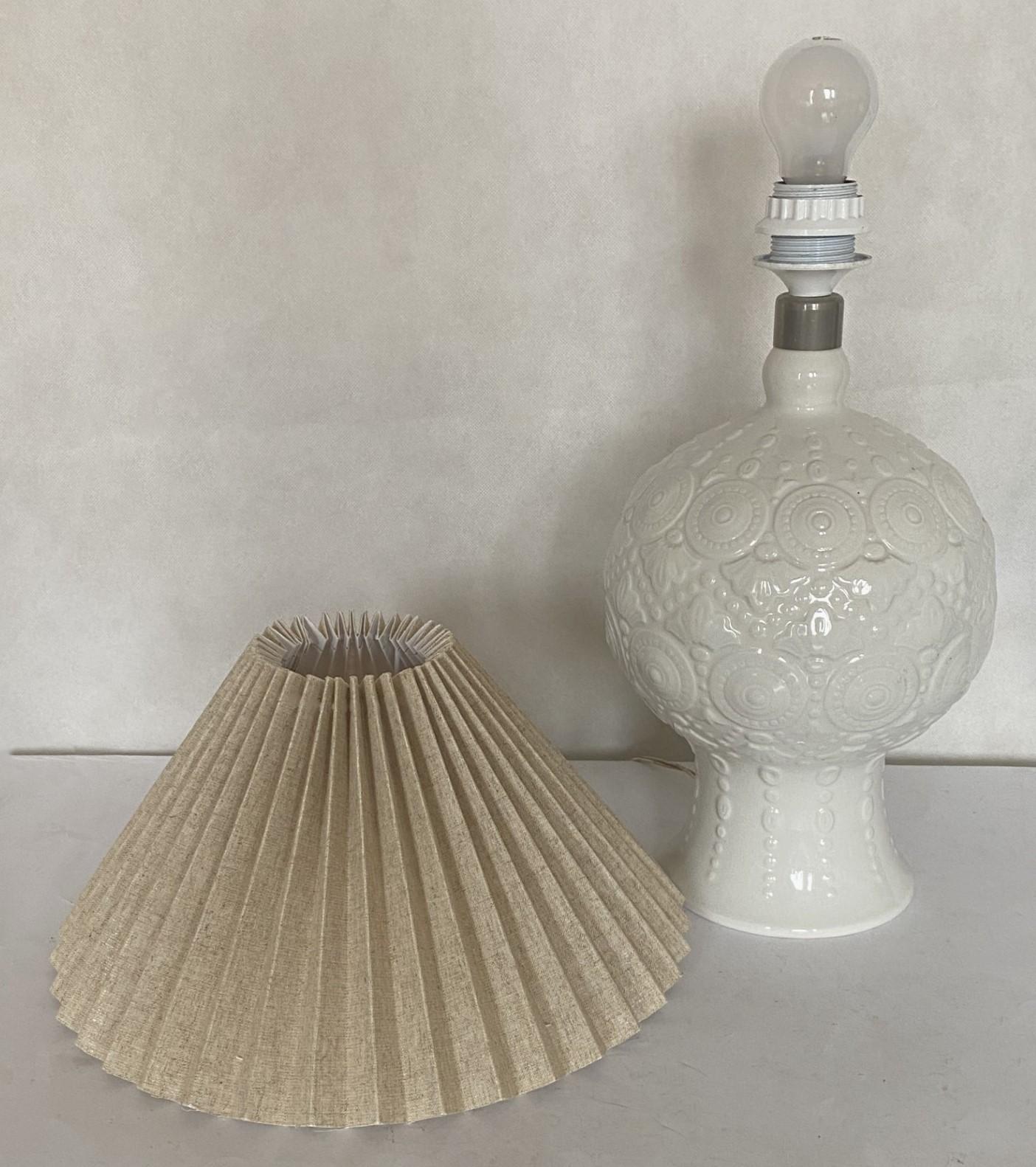 Lampada da tavolo in ceramica smaltata bianca con rilievo e paralume plissettato, Spagna, anni '70 in vendita 1