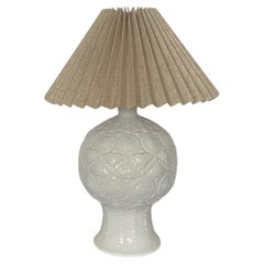 Lampada da tavolo in ceramica smaltata bianca con rilievo e paralume plissettato, Spagna, anni '70