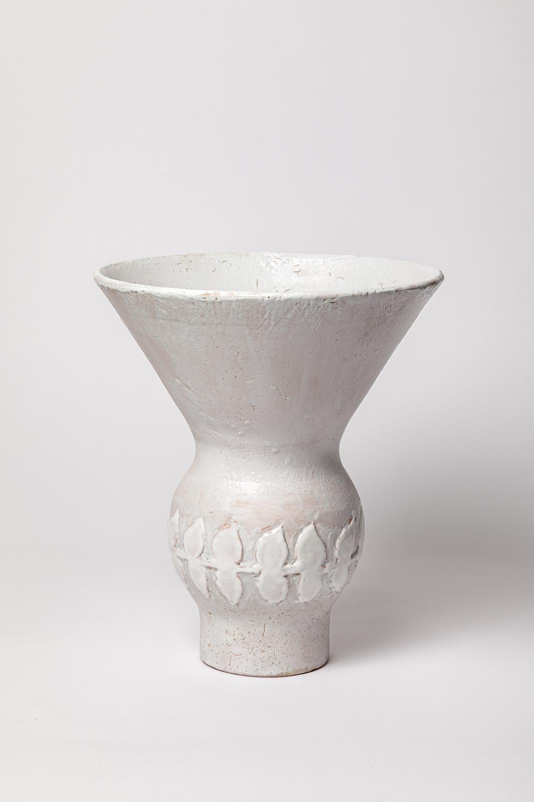 Vaso in ceramica smaltata bianca di Primavera. 
Firma dell'artista sotto la base. Circa 1930.
H. : 14,9 x 12,9 pollici.