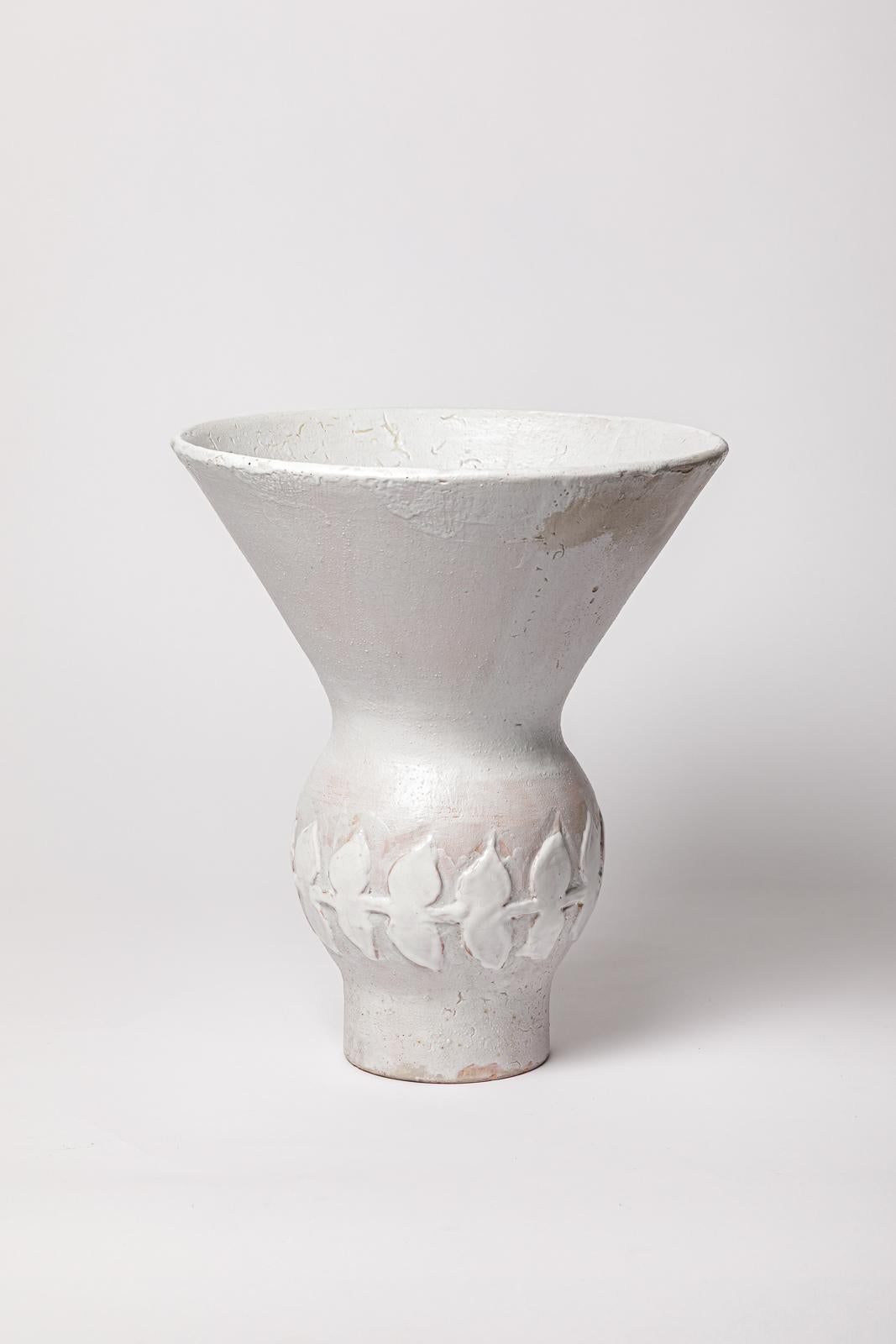 Francese Vaso in ceramica smaltata bianca di Primavera, 1930 circa. in vendita