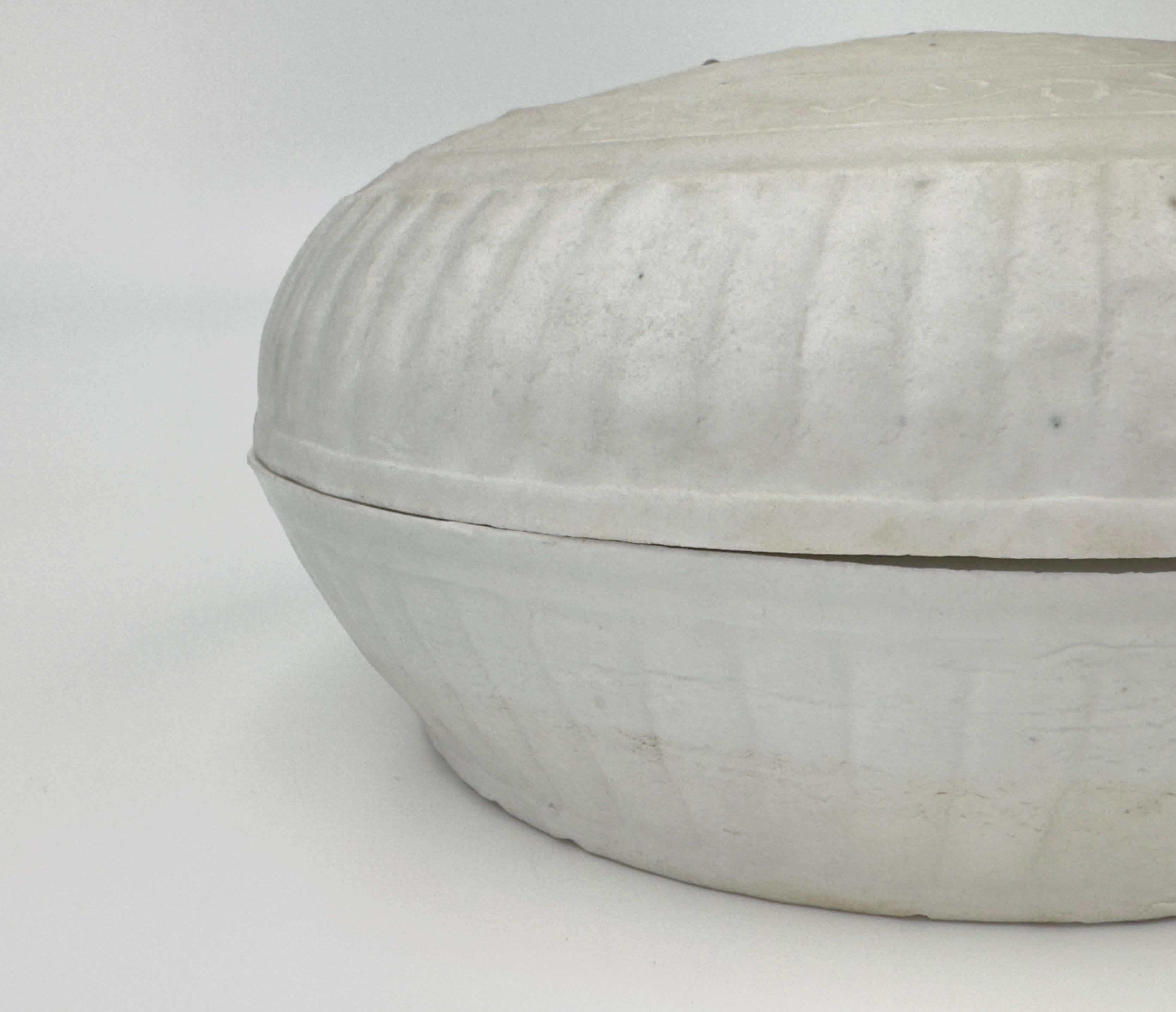 White-glazed Circular Box and Cover, Qing Dynasty, Kangxi Era, Circa 1690 For Sale 3