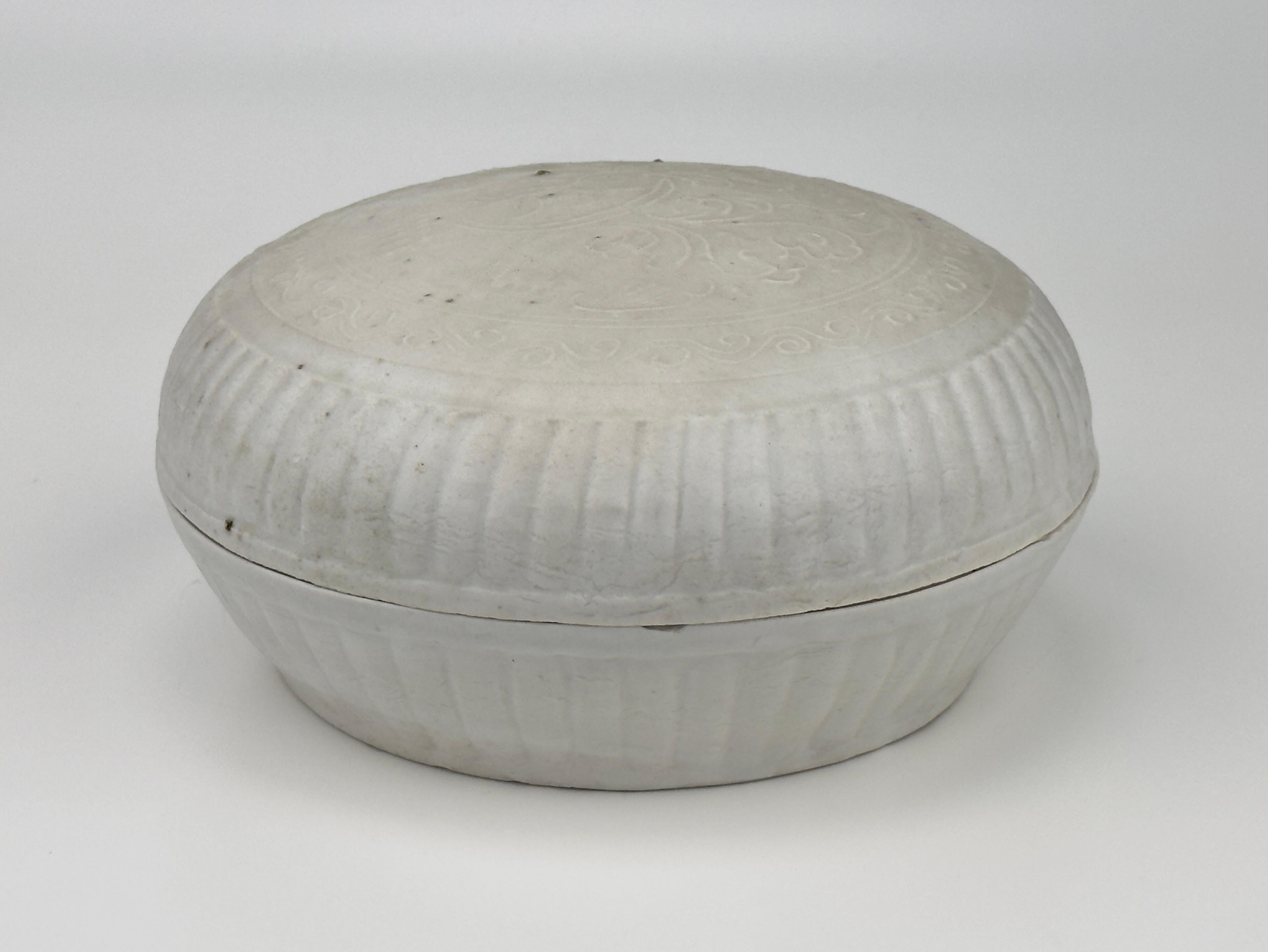 White-glazed Circular Box and Cover, Qing Dynasty, Kangxi Era, Circa 1690 For Sale 4