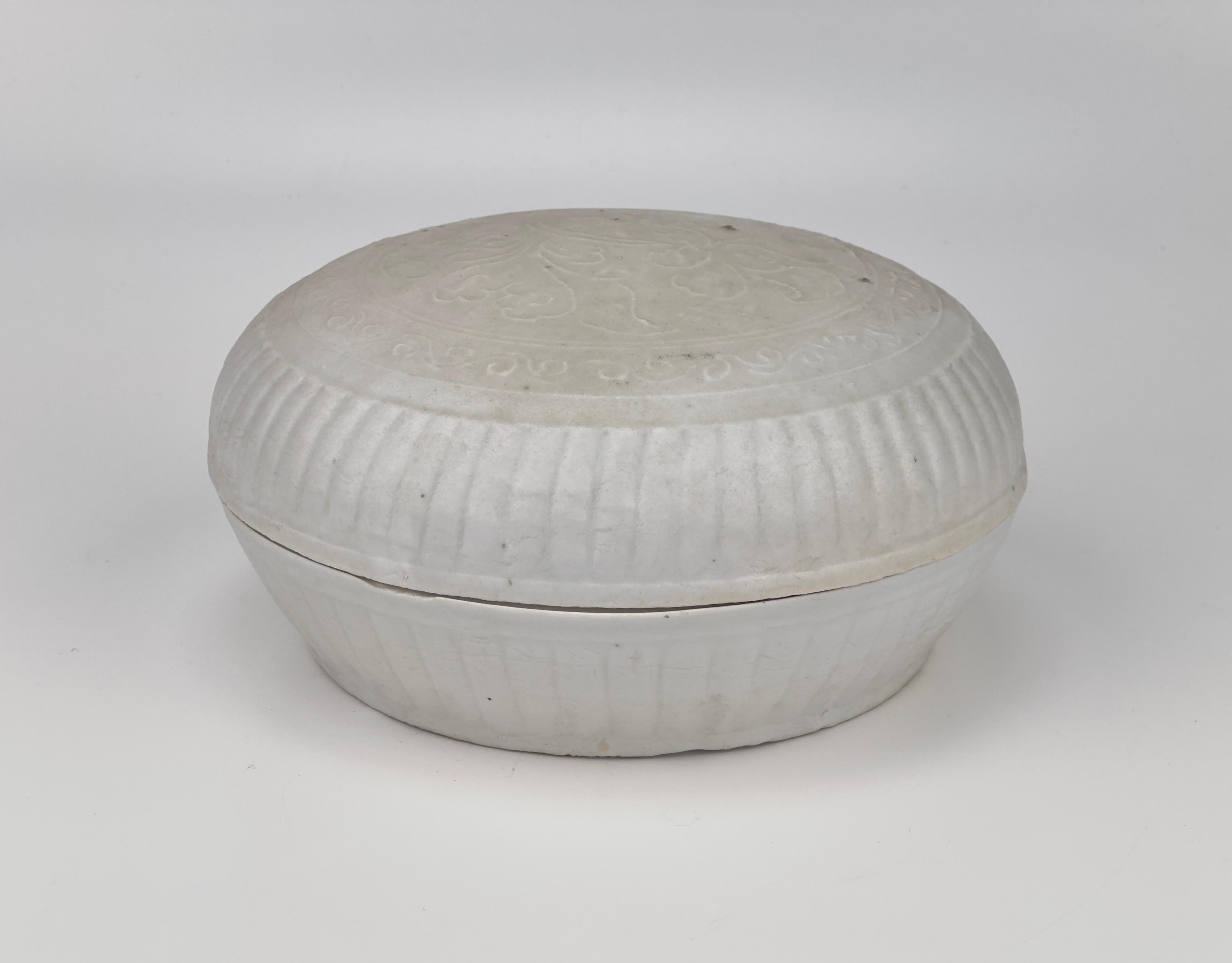 White glazed box from the Qing dynasty Vung Tau cargo. An identical piece is included on page 459 of the Vung Tau catalog titled 'Christies Amsterdam 1992'


Period : Qing Dynasty, Kangxi Period
Production Date : 1690-1699
Made in :