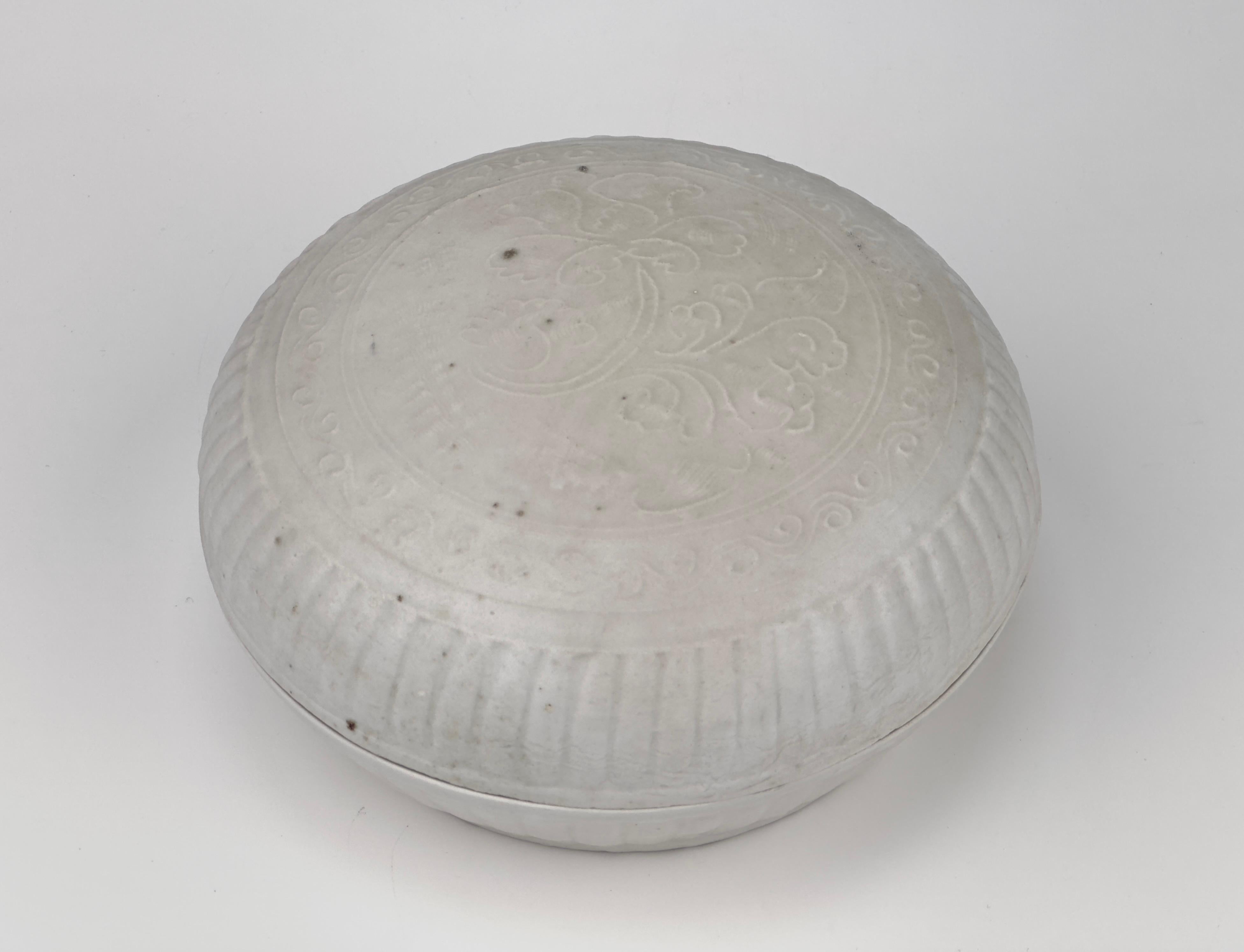 Glazed White-glazed Circular Box and Cover, Qing Dynasty, Kangxi Era, Circa 1690 For Sale