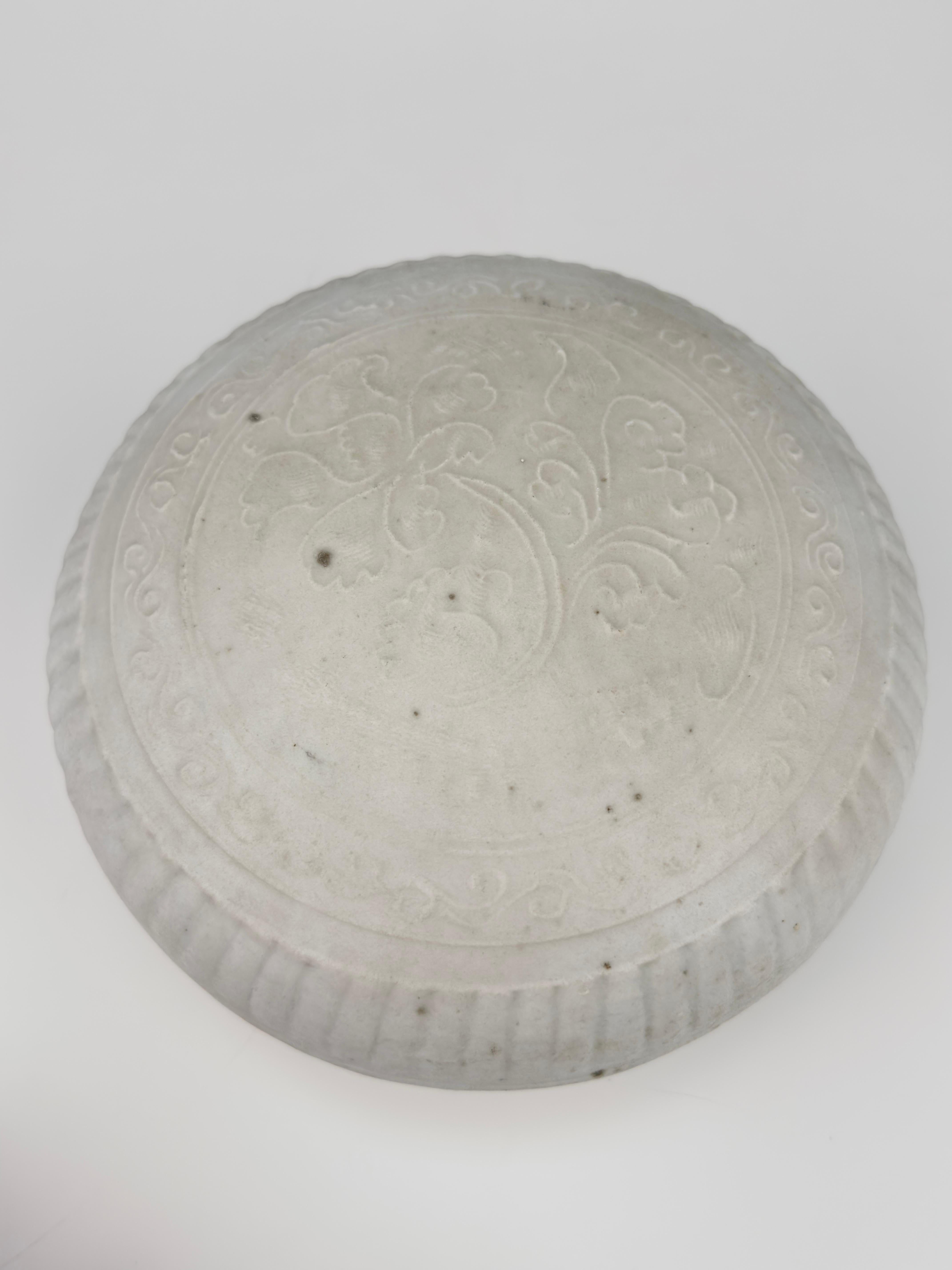 White-glazed Circular Box and Cover, Qing Dynasty, Kangxi Era, Circa 1690 In Good Condition For Sale In seoul, KR