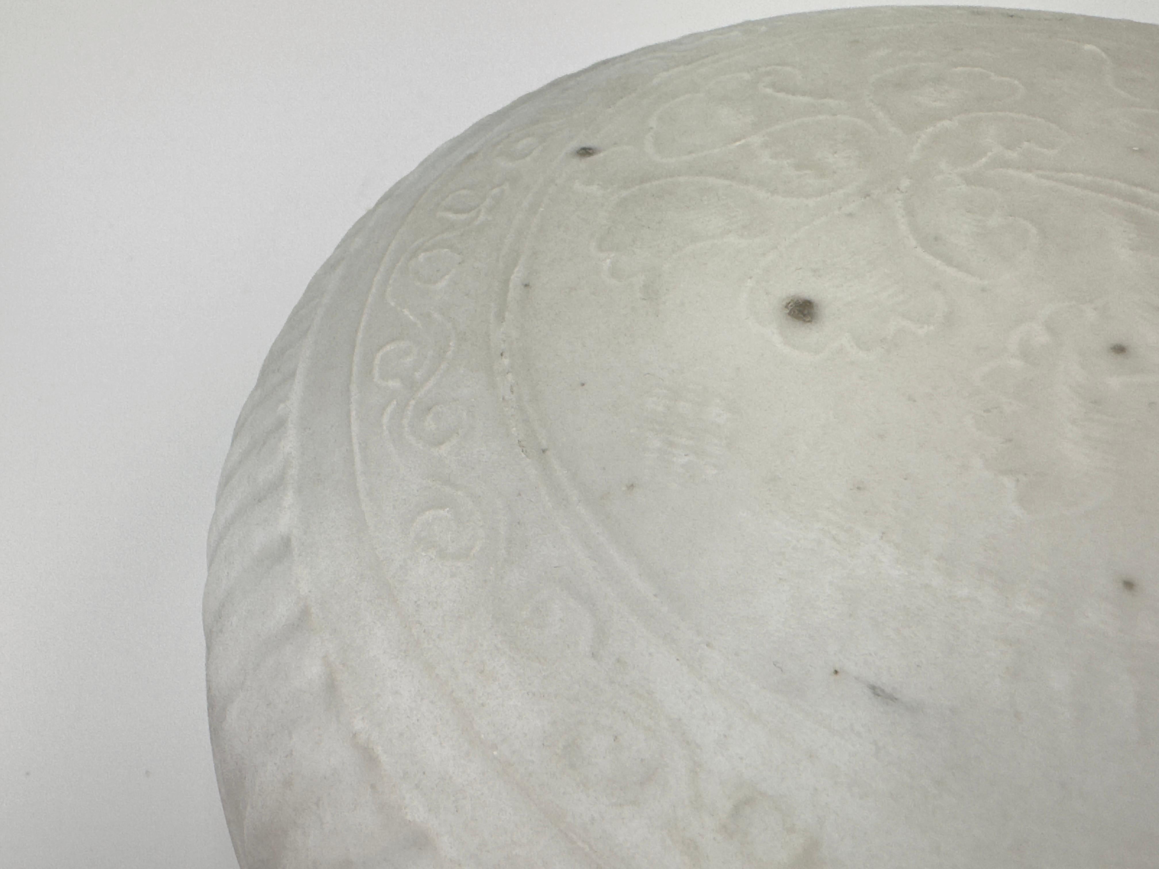 White-glazed Circular Box and Cover, Qing Dynasty, Kangxi Era, Circa 1690 For Sale 1