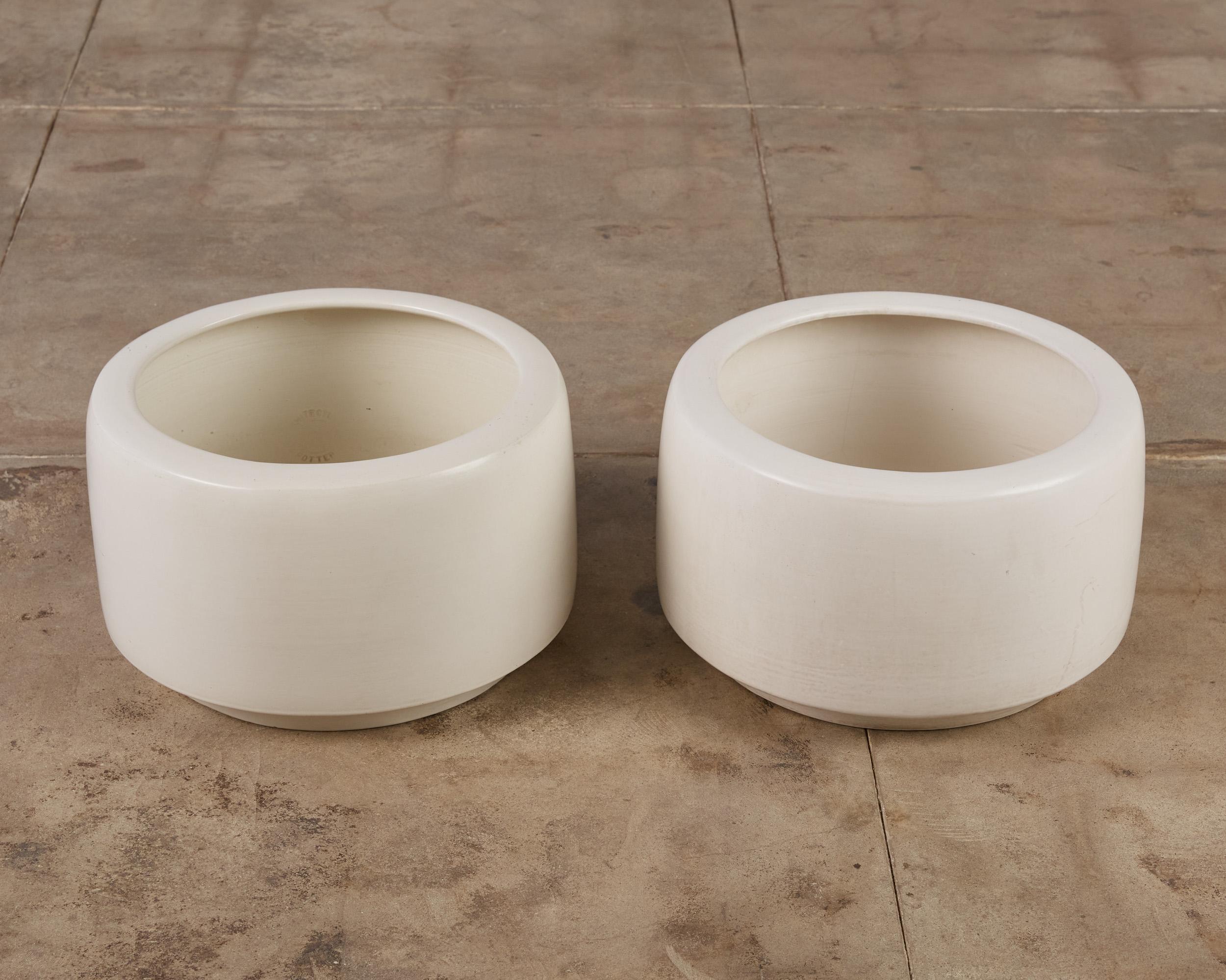 Weiß glasiertes CP-17 Tire-Pflanzgefäß von John Follis für Architectural Pottery (amerikanisch)