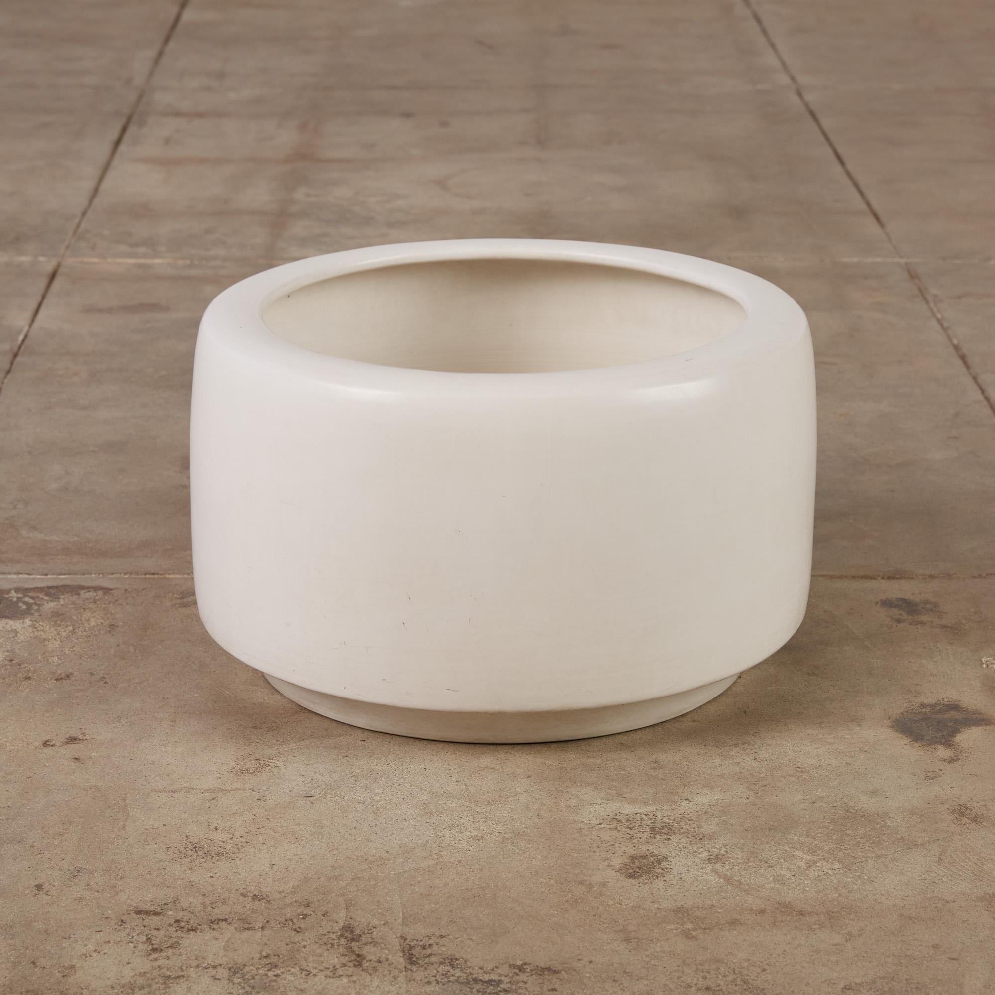 Weiß glasiertes CP-17 Tire-Pflanzgefäß von John Follis für Architectural Pottery (20. Jahrhundert)