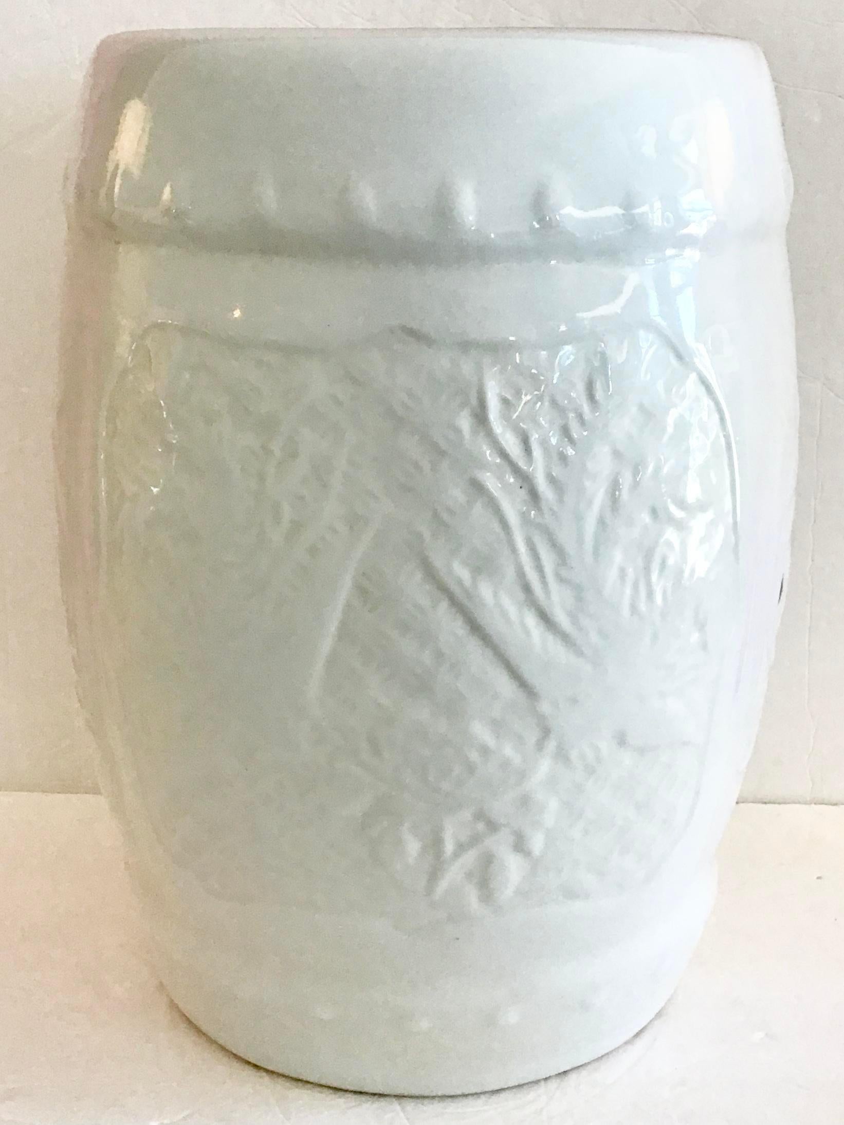 Weiß glasierter Gartensitz (Keramik) im Angebot