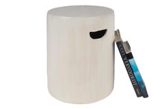 Weiß glasierter Gartenhocker