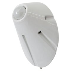 Applique a cono obliquo in porcellana smaltata bianca con dettagli ritagliati