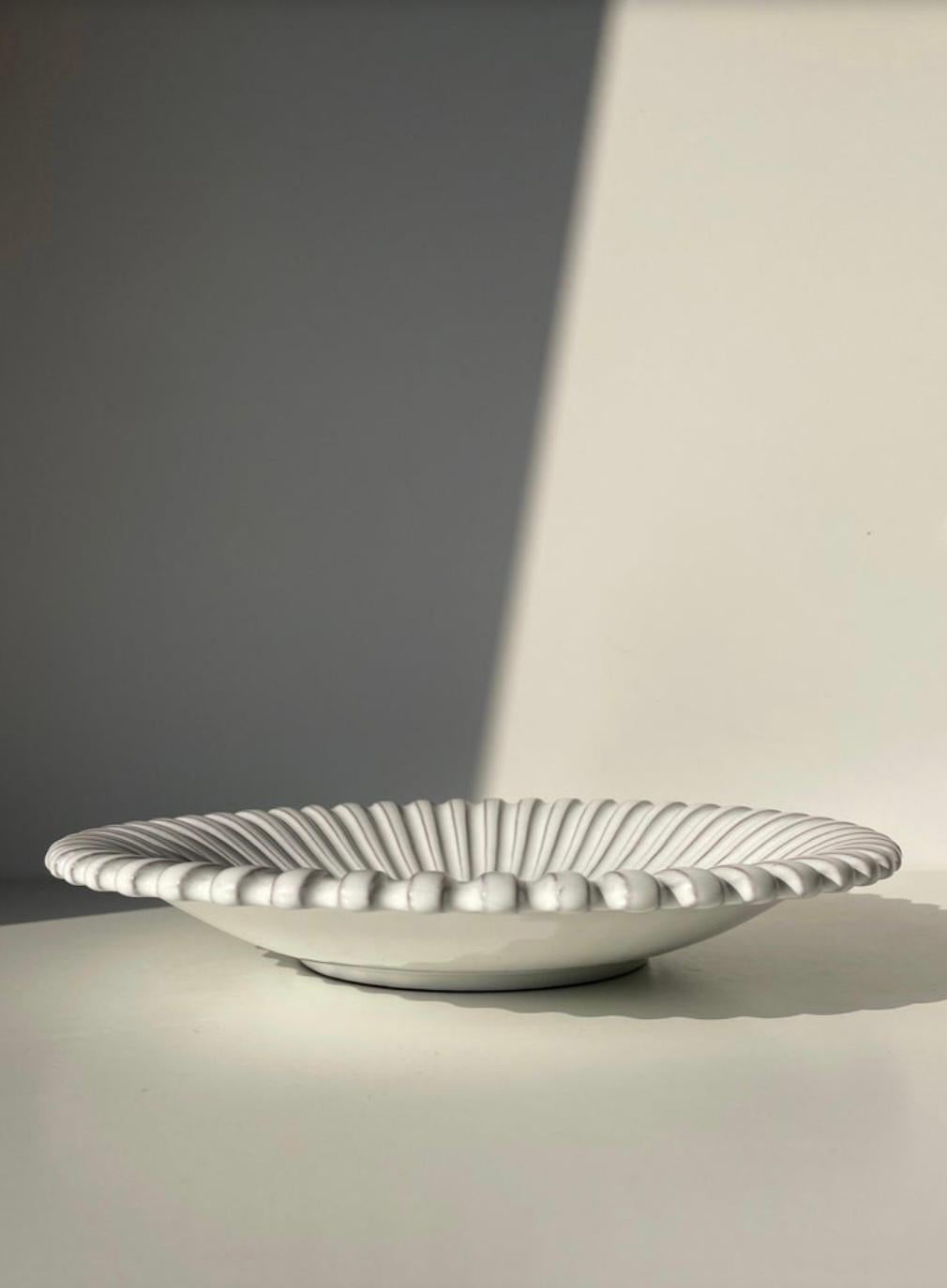 Weiß glasierter Schüsselteller mit Reliefeinlage, 1960er Jahre im Angebot 3