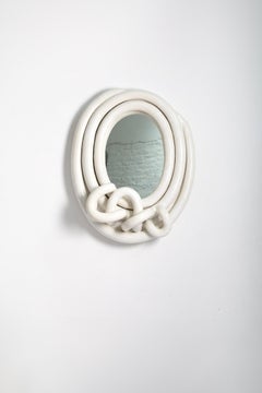Miroir en grès émaillé blanc de Clémentine Dupré, 2024.