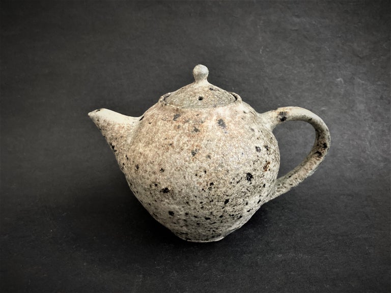 White glazed tea pot by Toru Hatta
Unique piece
Dimensions: Diameter 11 x height 12.5 cm
Material: Handmade ceramic. 


Holds up to 600ml. 


Toru Hatta was both in Kanazawa in 1977. His love of antiques and old wares lends influence to his