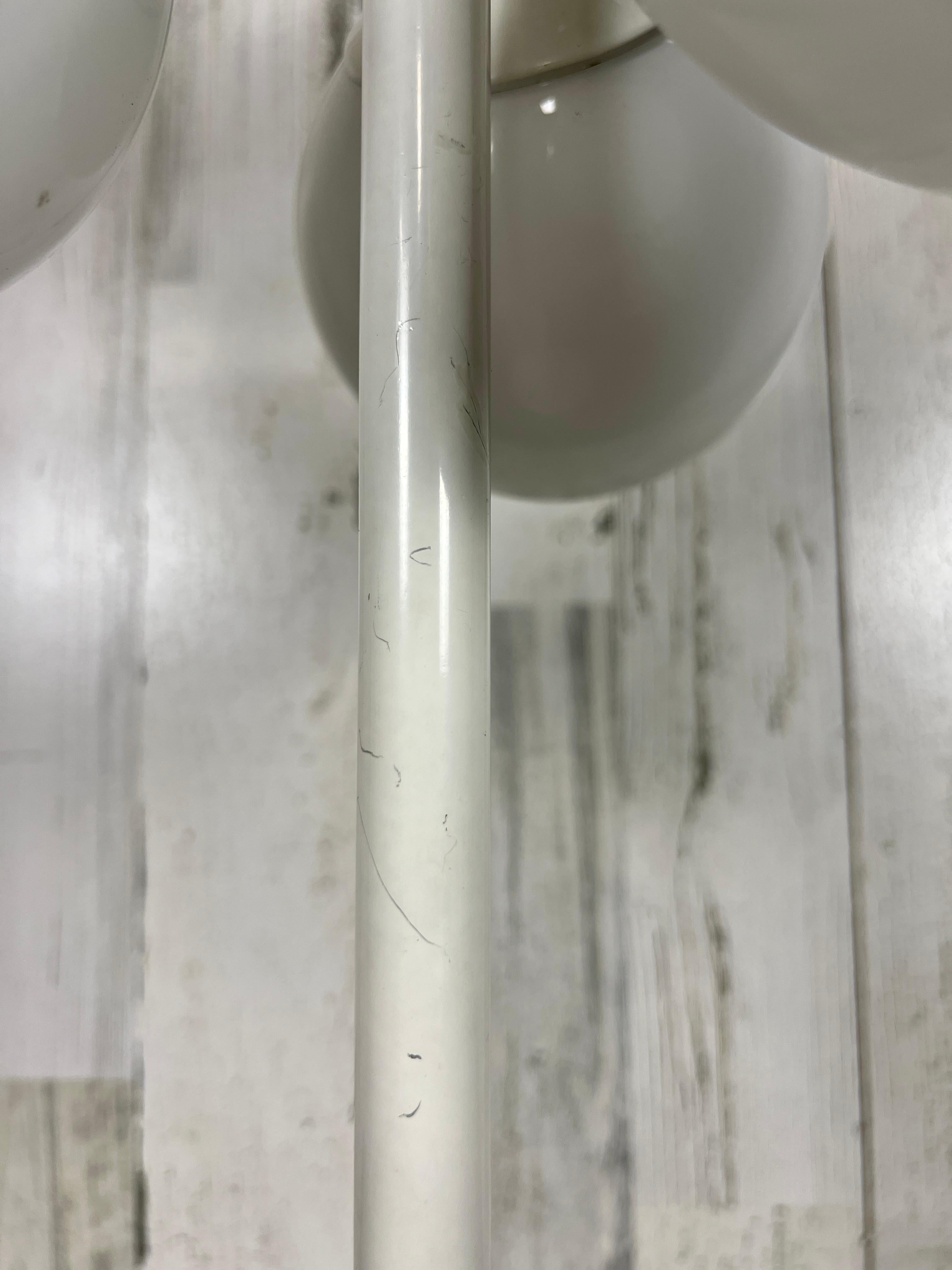 White Globe Table Lamp by Lightolier For Sale 3