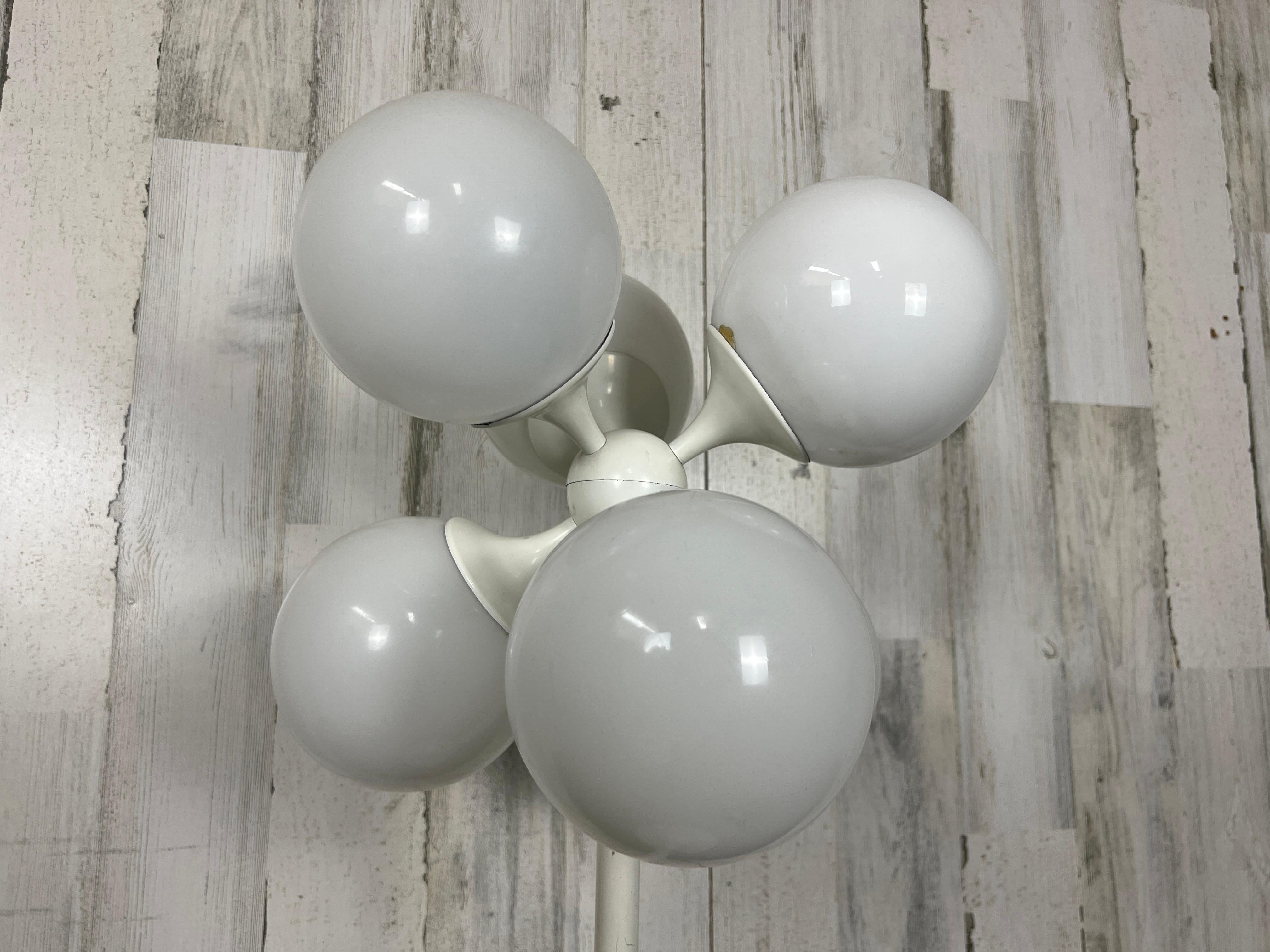 Acier Lampe de table Globe blanc par Lightolier en vente