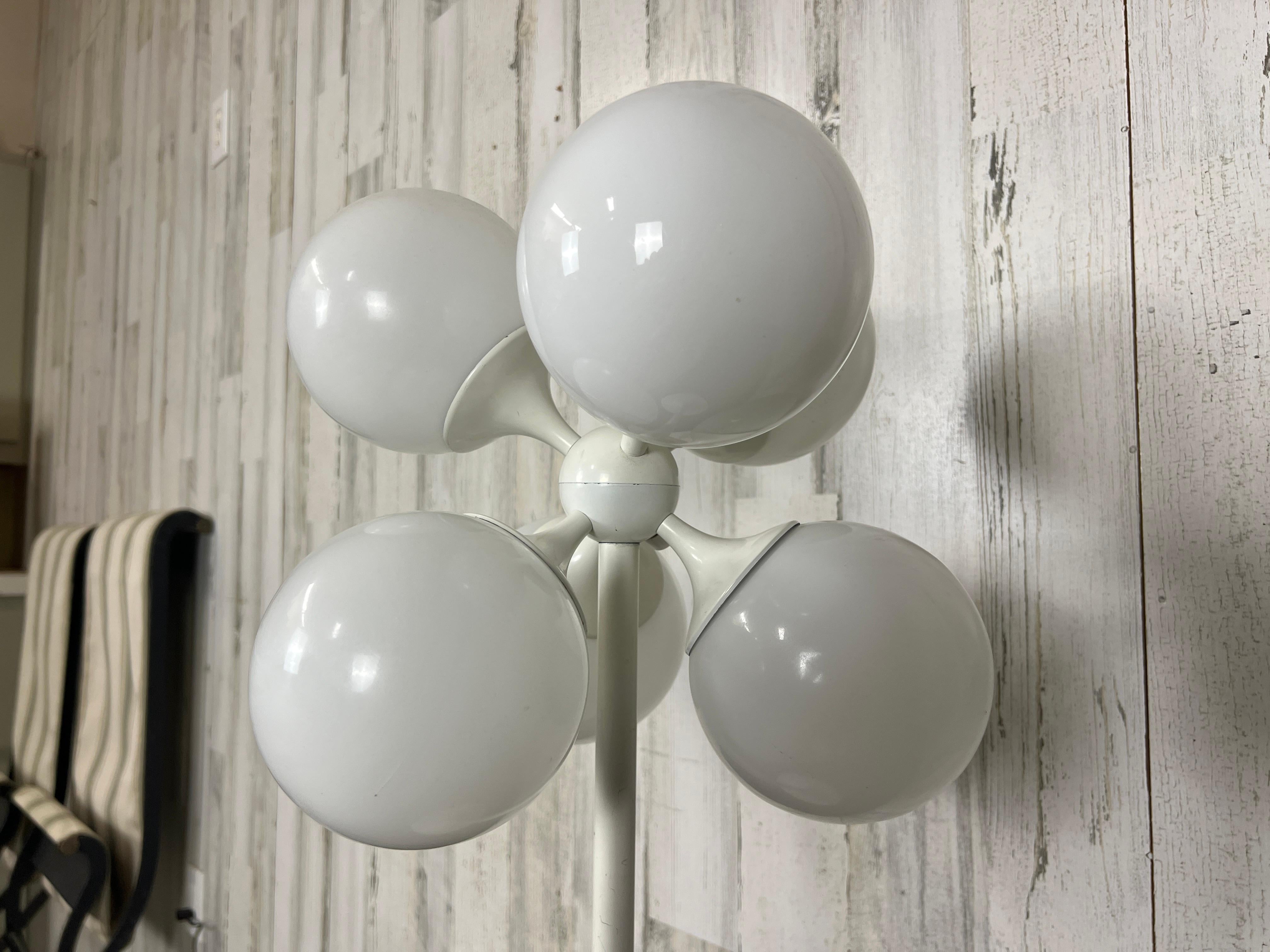 White Globe Table Lamp by Lightolier For Sale 1
