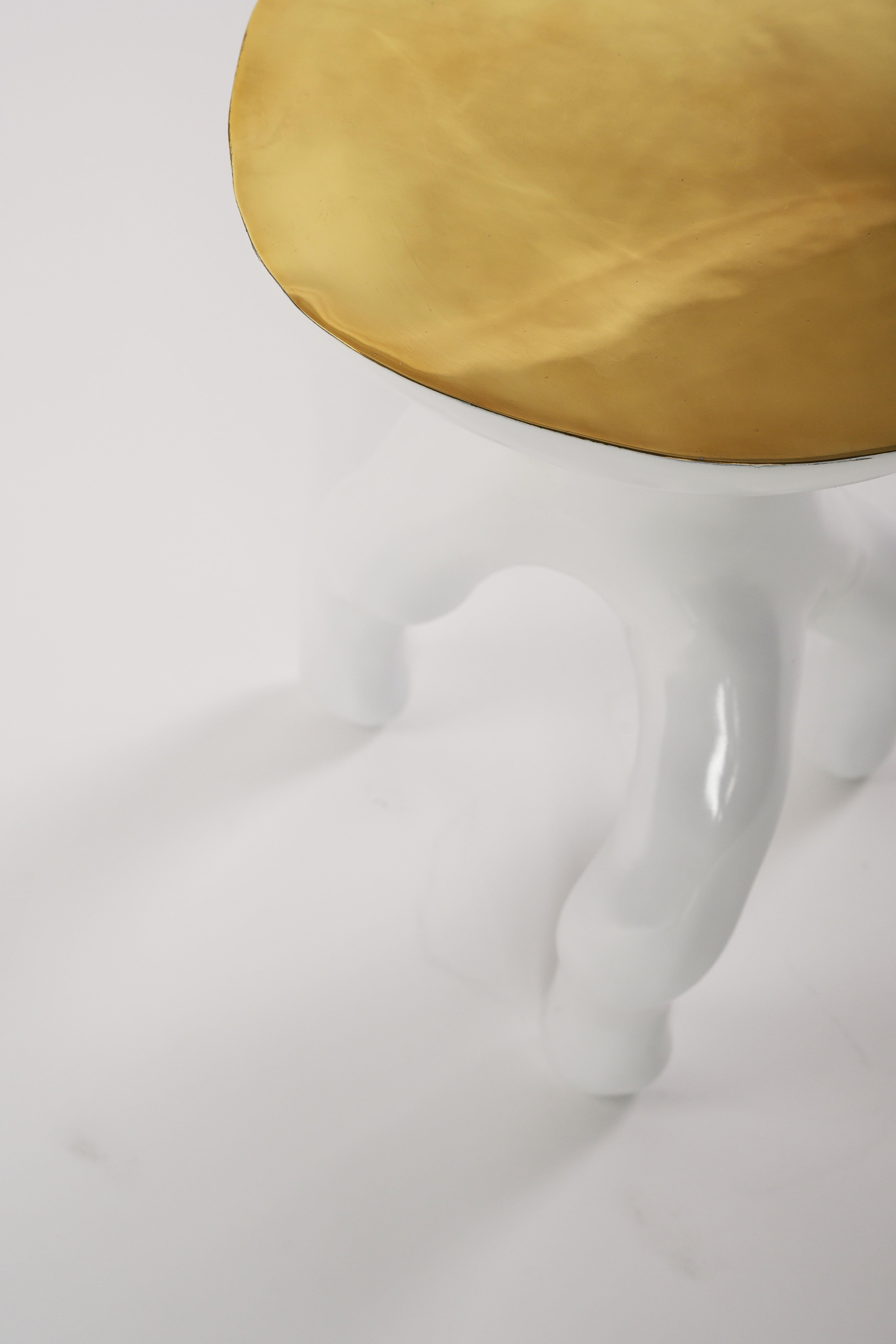 Moulage Table d'appoint / tabouret sculptural Luca blanc et or par Elan Atelier (approvisionnement) en vente