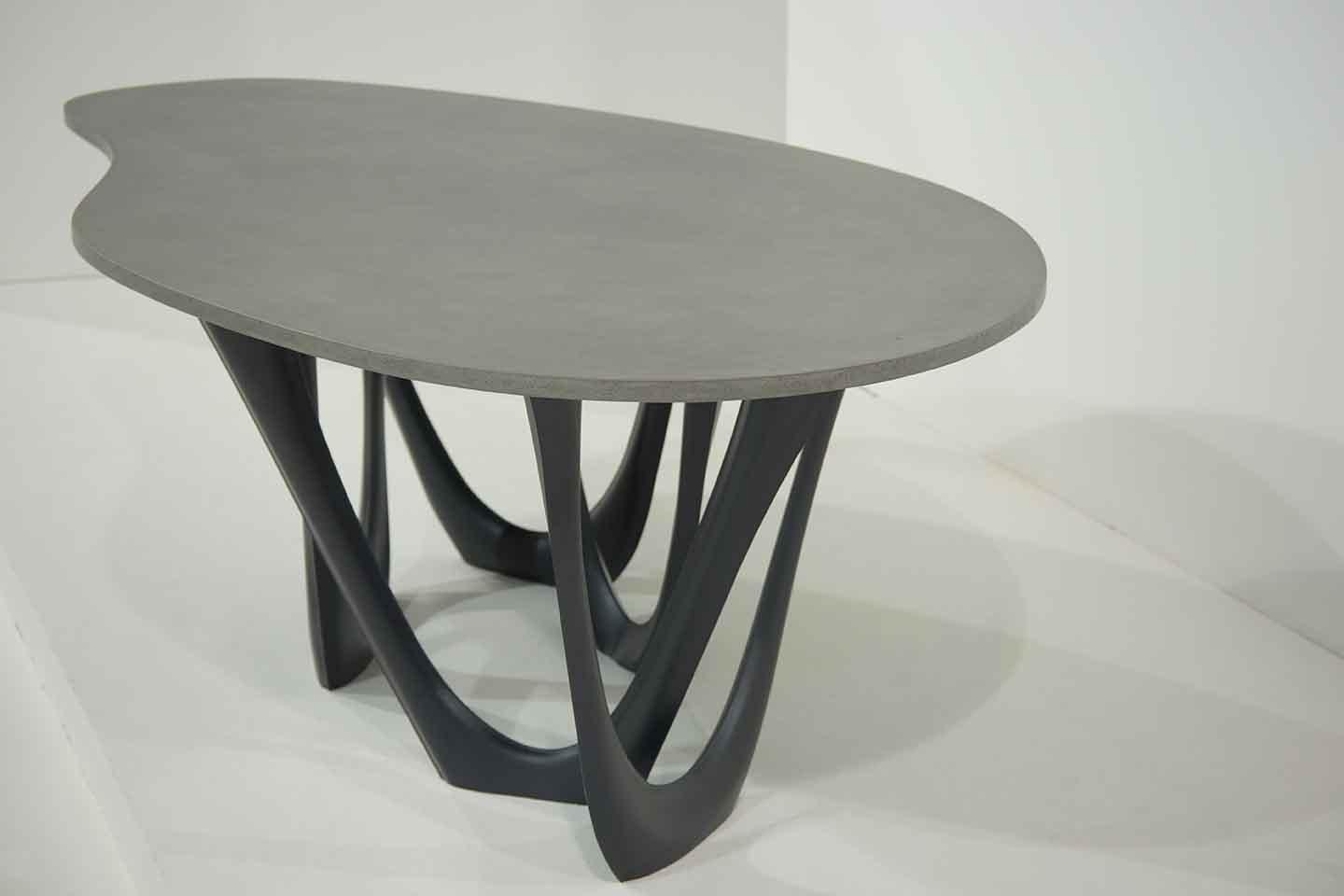 Table sculpturale G-Table en acier béton brillant blanc par Zieta en vente 6